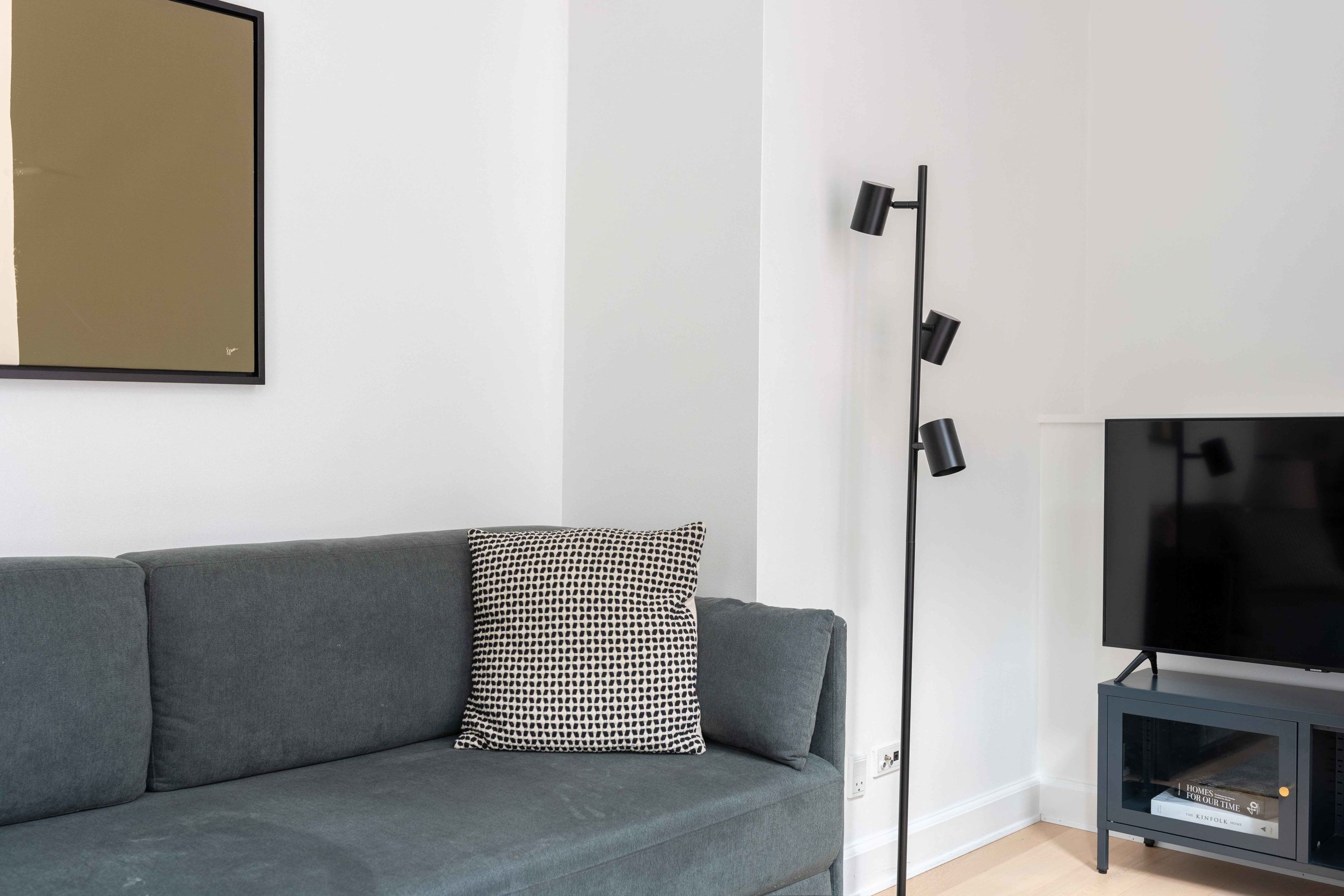 Bright 84 m² one-bedroom apartment directly on Strøget – all utilities included