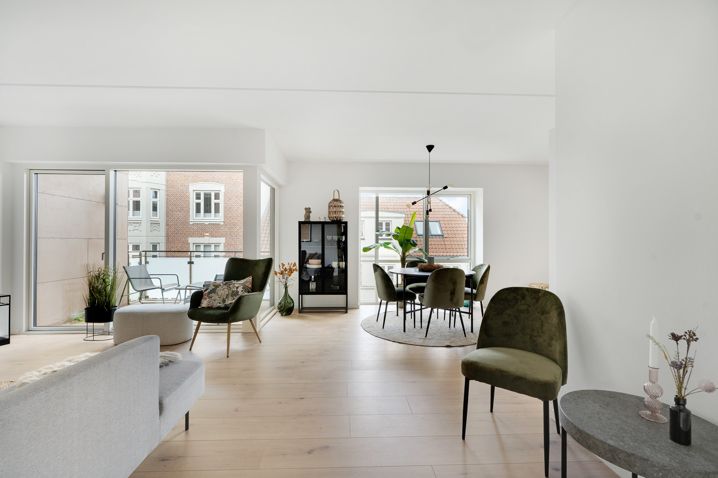 Moderne lejlighed med egen p-plads og altan, photo 2