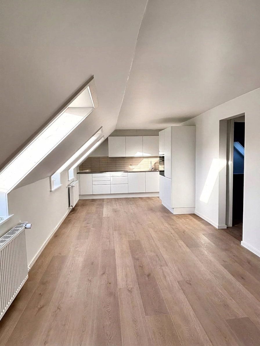 Lys 3-værelses på 64 m2 med ovenlysvinduer, nyt moderne køkken og parkering – husdyr tilladt efter aftale