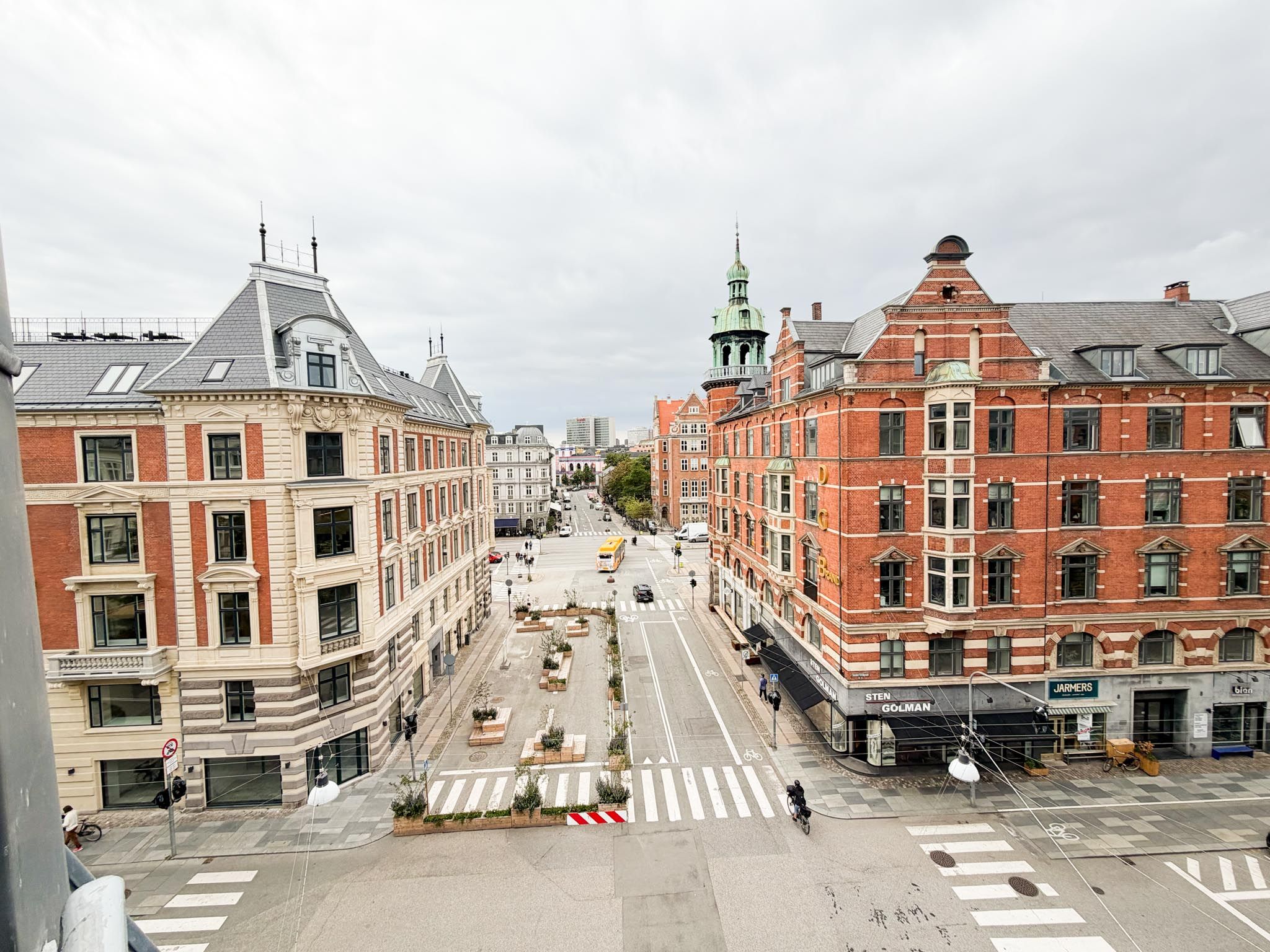 Toplækker nyistandsat hjørnelejlighed i indre by – 12 mdr’s leje m/u møbler