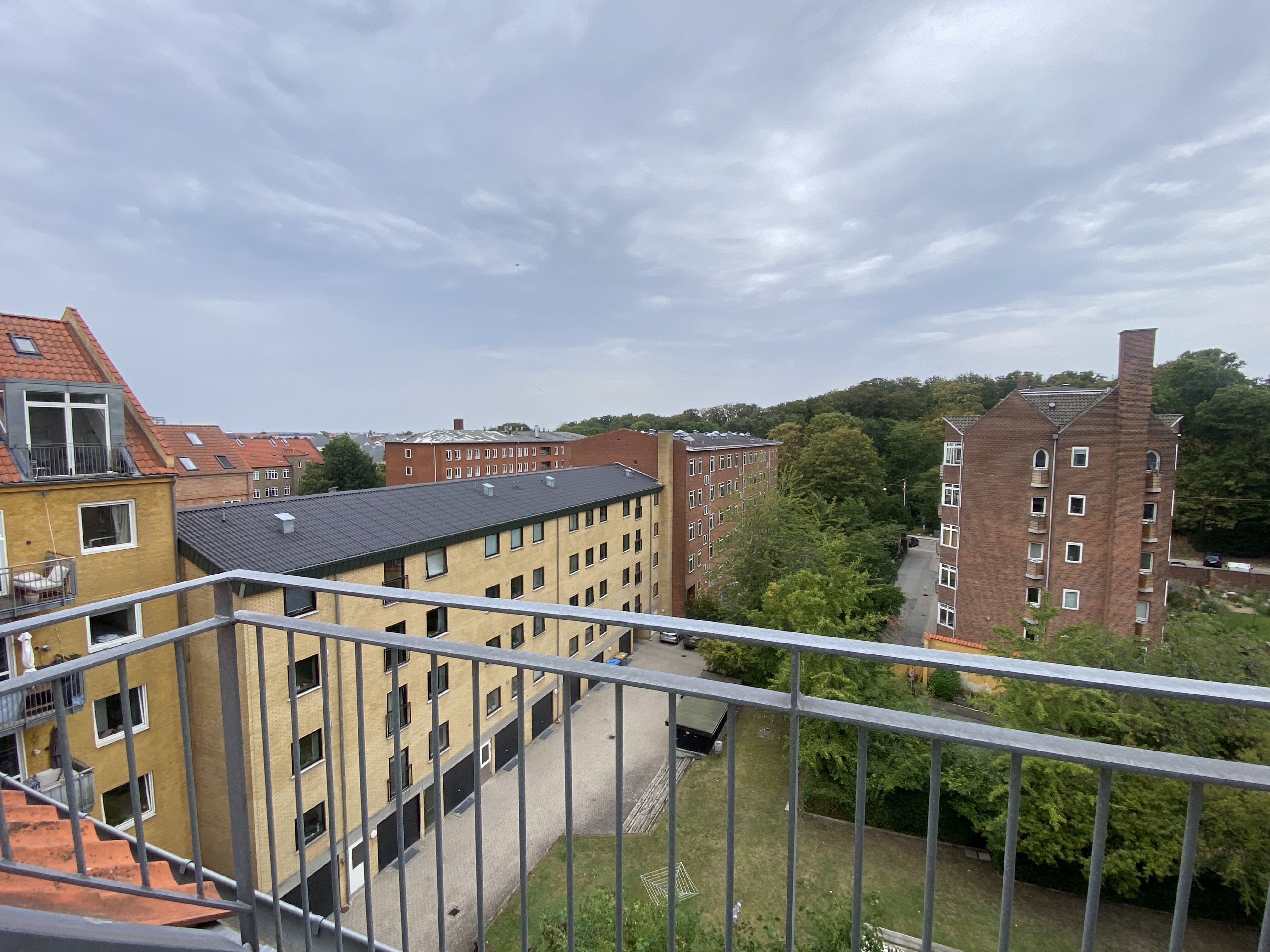 Rummelig penthouse med altan og hems
