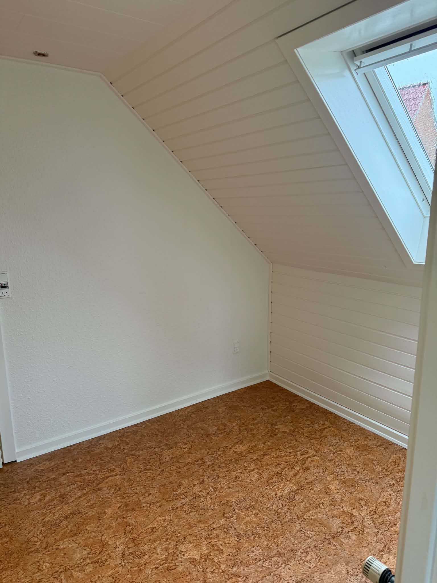 Dejlig 2 værelses lejlighed på 1. sal udlejes i Grindsted bymidte. 