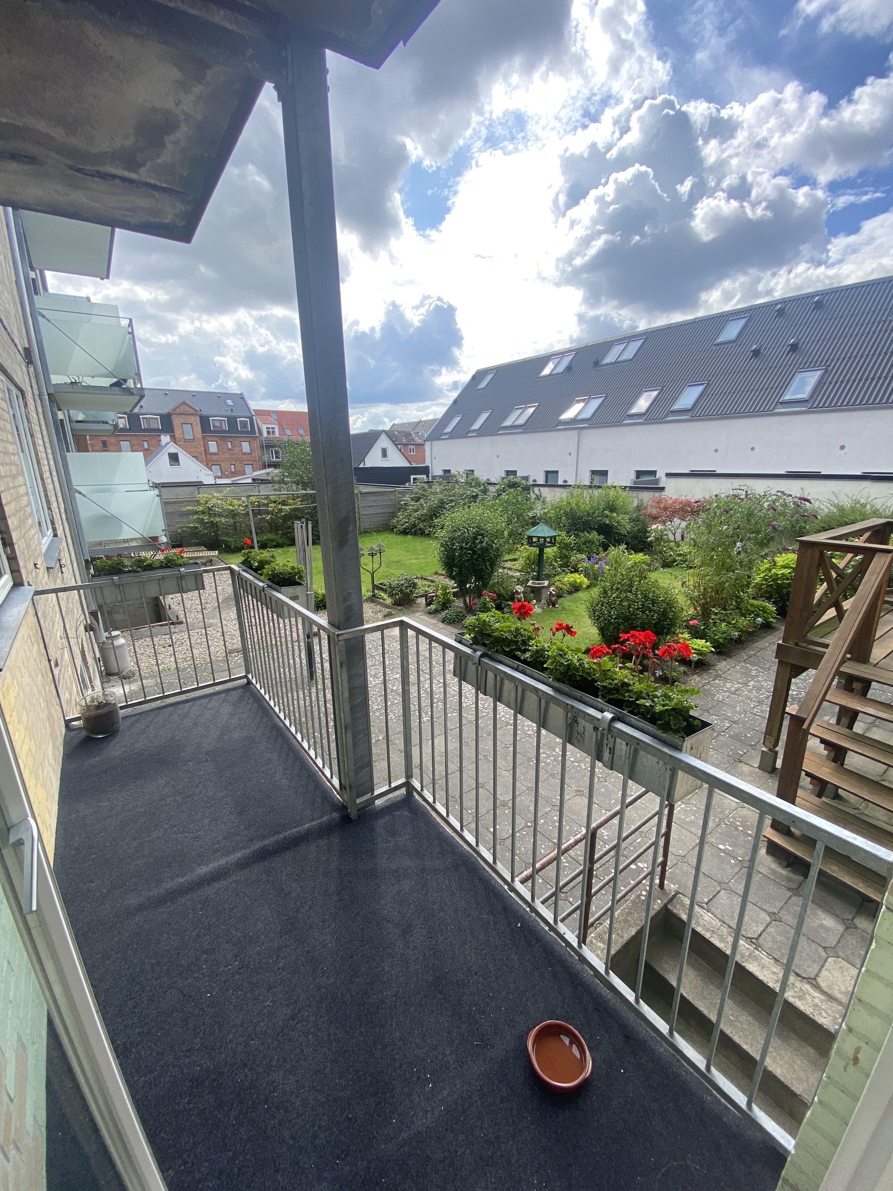 Stor lejlighed med have, terrasse og altan
