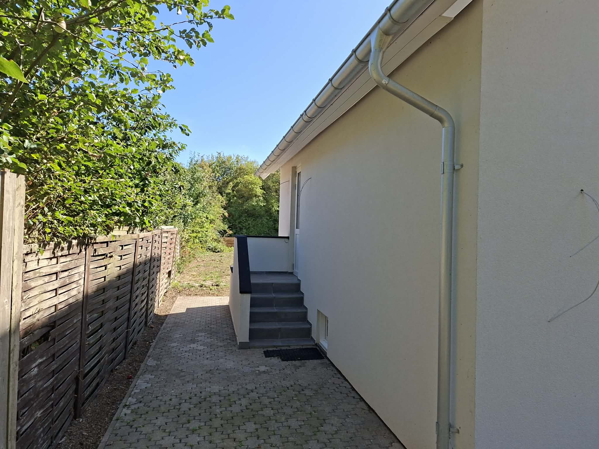 Totalrenoveret hus med 86 m² bolig, 50 m² kælder og stor carport