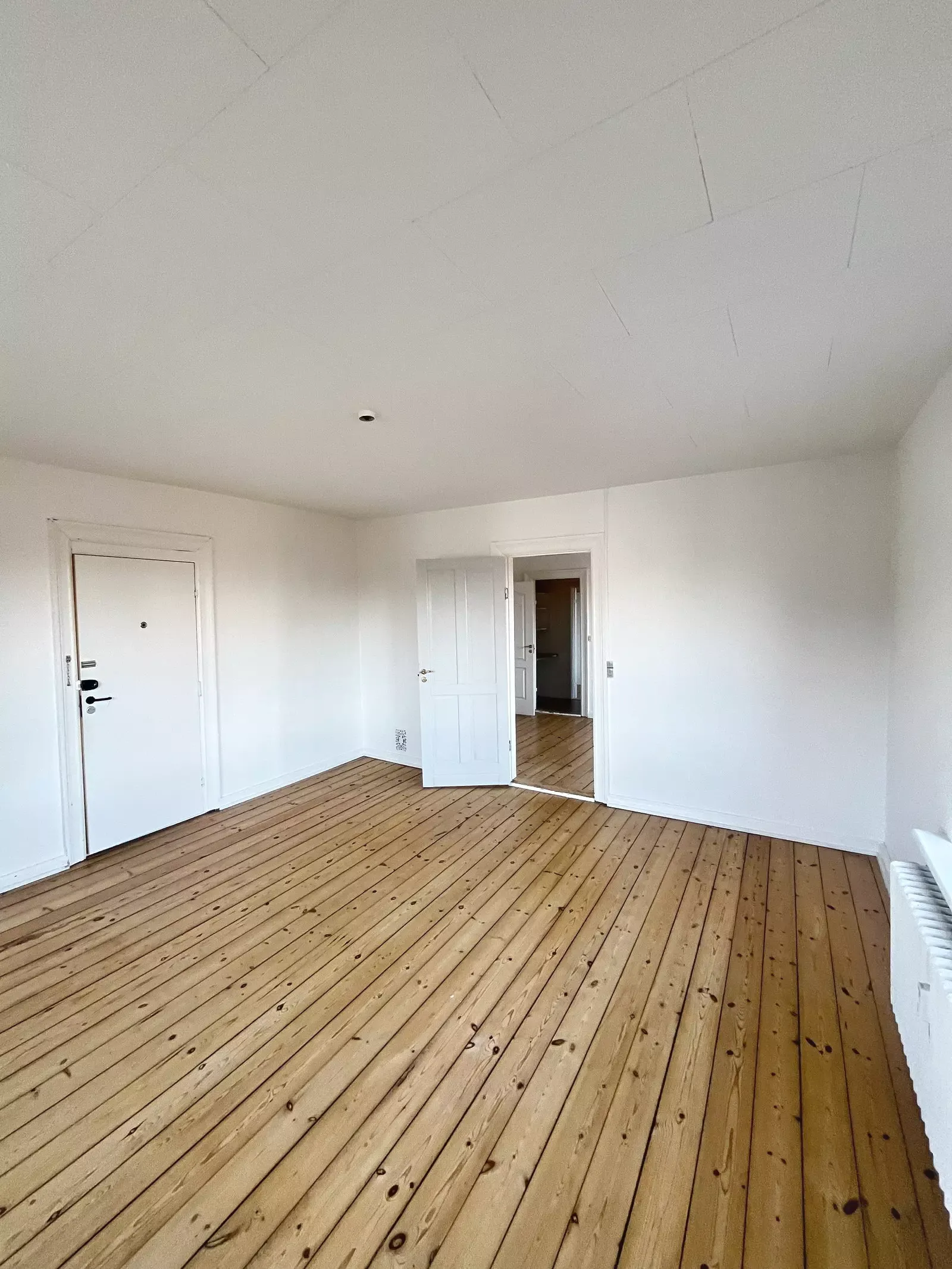 Lys 3-værelses med plankegulve, træloft og klassisk køkken – 85 m2