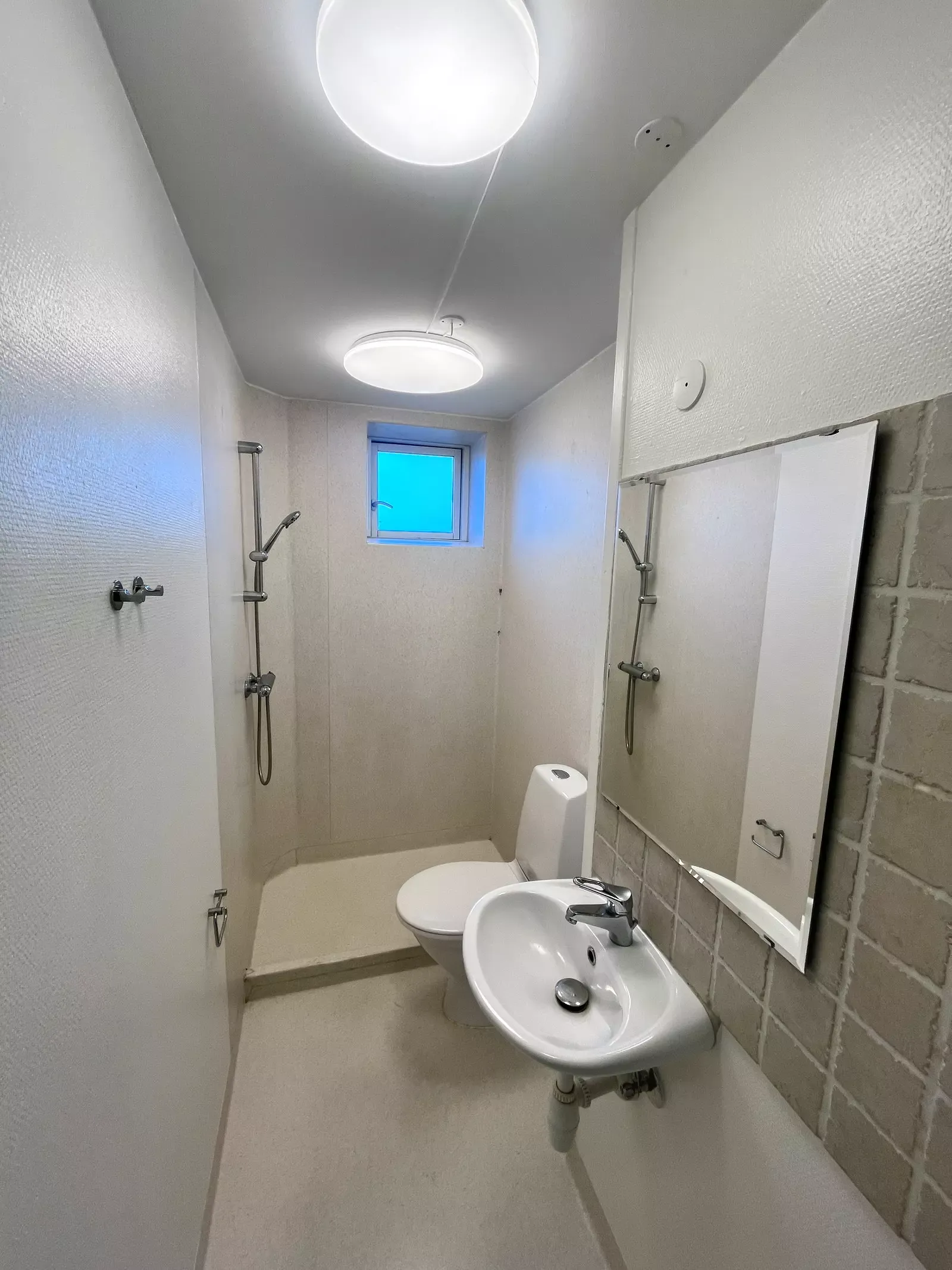 Lys 3-værelses med plankegulve, træloft og klassisk køkken – 85 m2