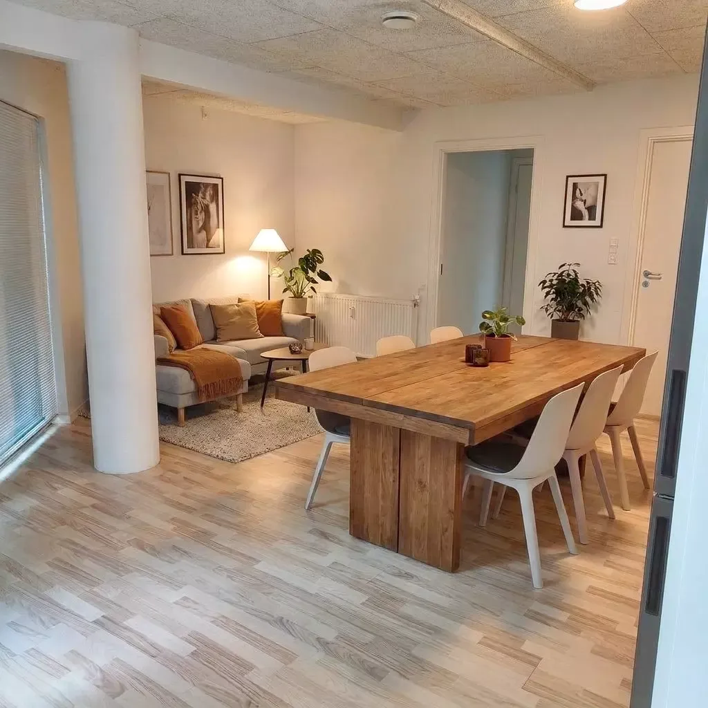 Lys 3-værelses stuelejlighed med terrasse ud til grønt fællesareal – parkering, delevenlig og husdyr tilladt