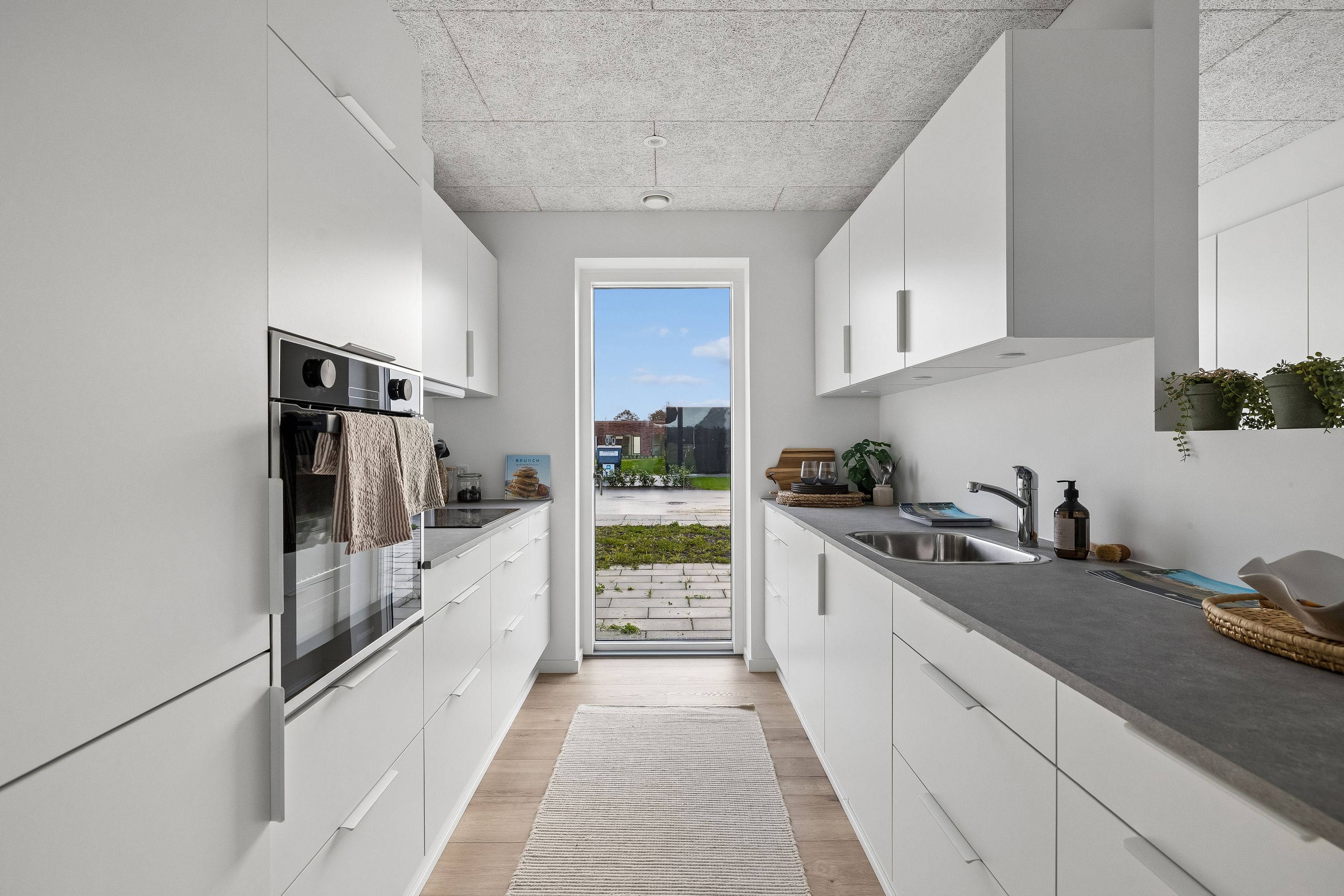 Nyt familievenligt rækkehus i Snejbjerg med privat have/terrasse og mulighed for egen ladestander.