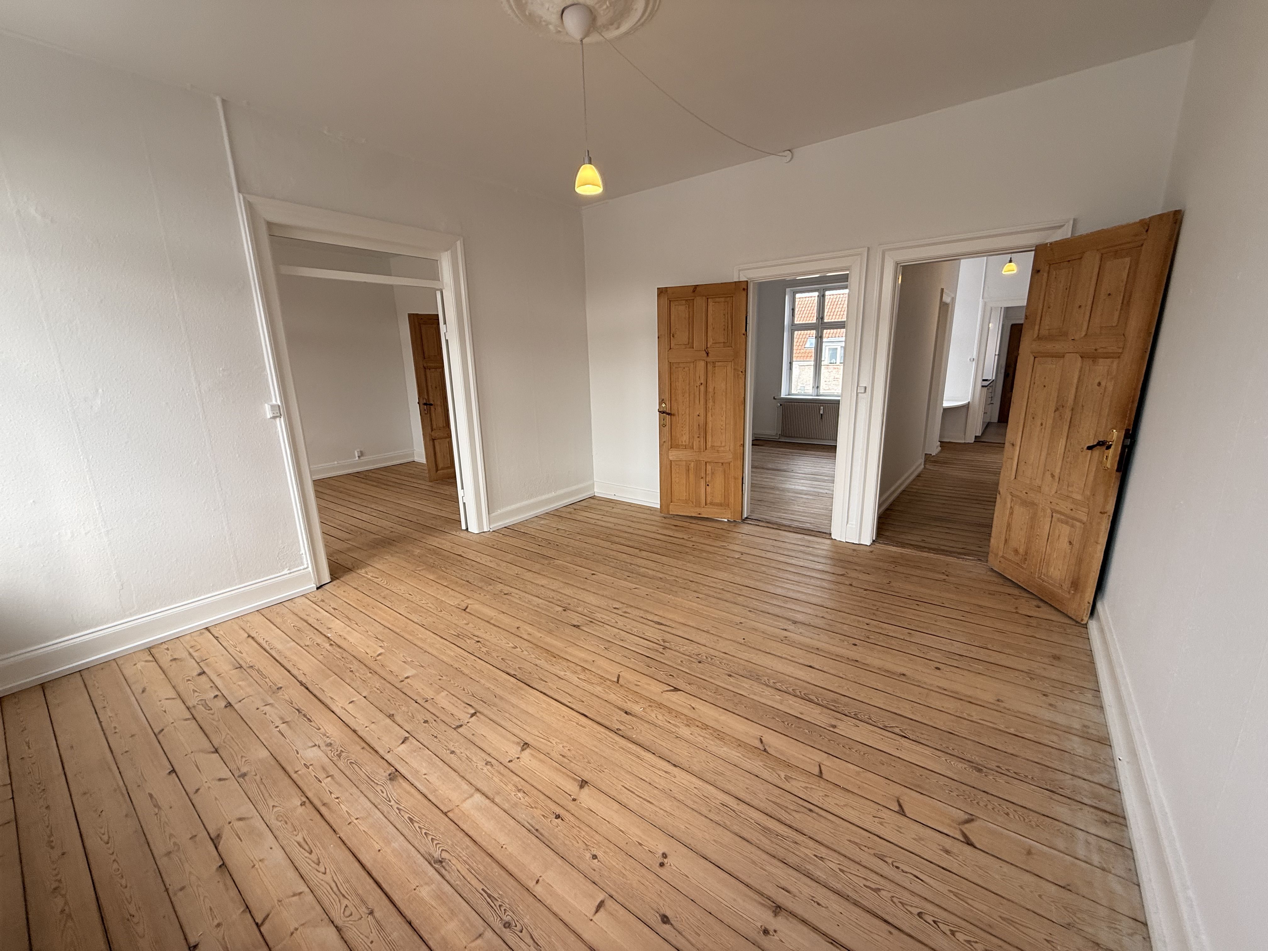 Rummelig 4-værelses lejlighed på 2. sal med central beliggenhed Gothersgade – 108 m²