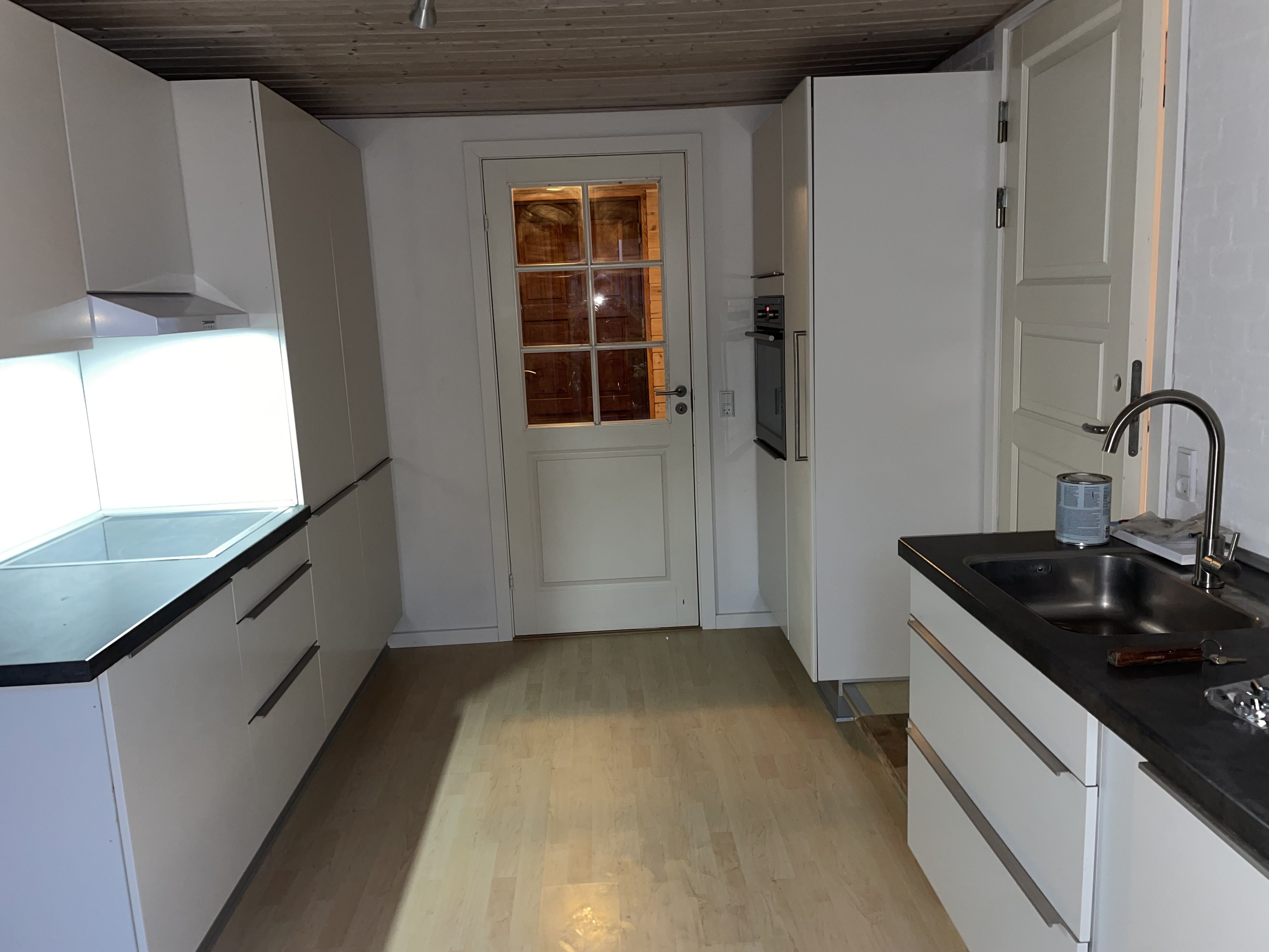 Flere-generationers hus med have og carport, evt. kombineret med erhverv, eller til studerende.