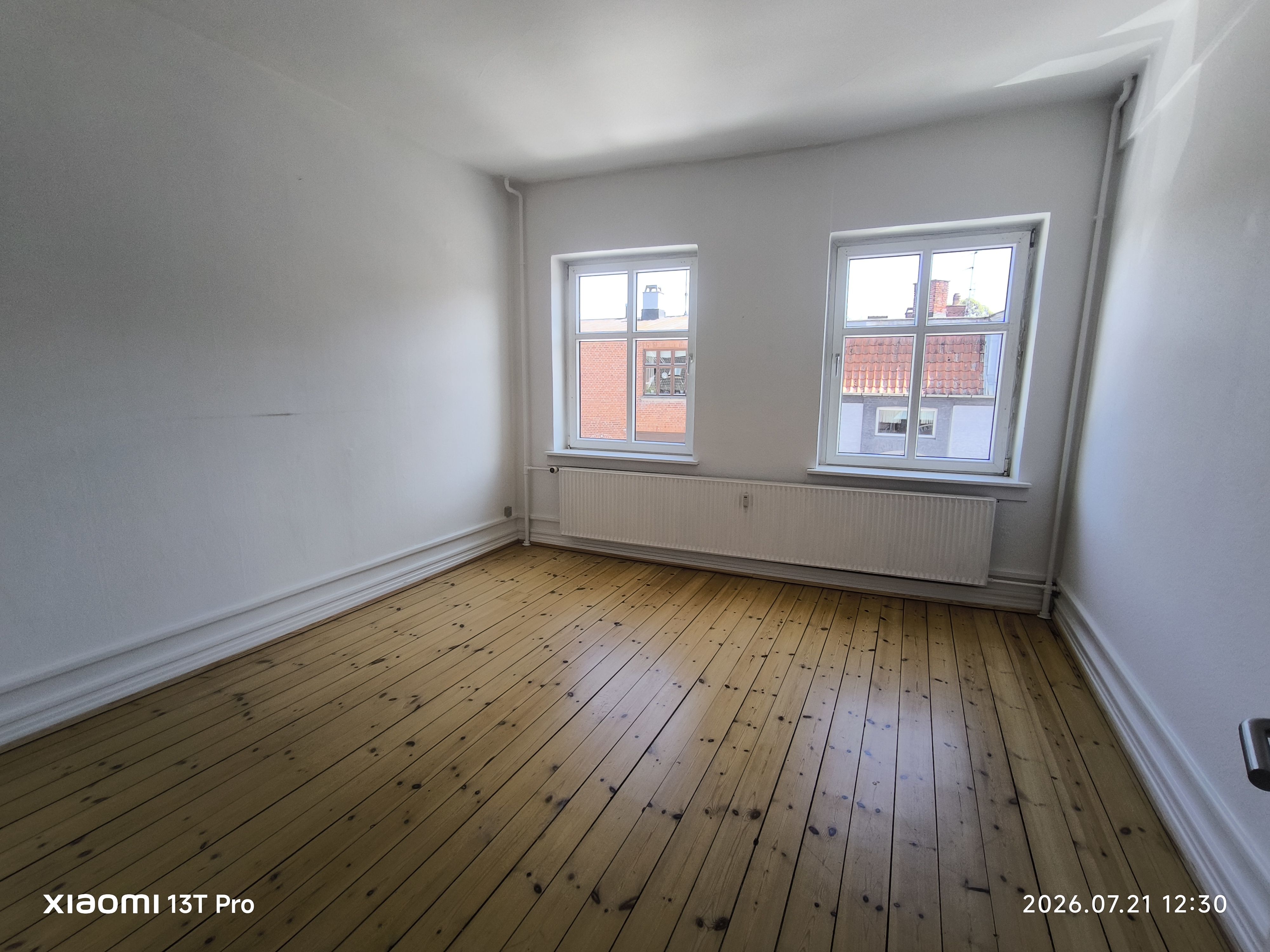 Stor, lys 1. sals lejlighed på 110 m² – Klassisk look, altan - Visning 5
