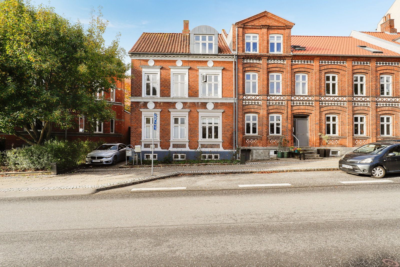 Charmerende 3-værelses i klassisk rødstensejendom – stueplan med terrasse og adgang til grøn gårdhave