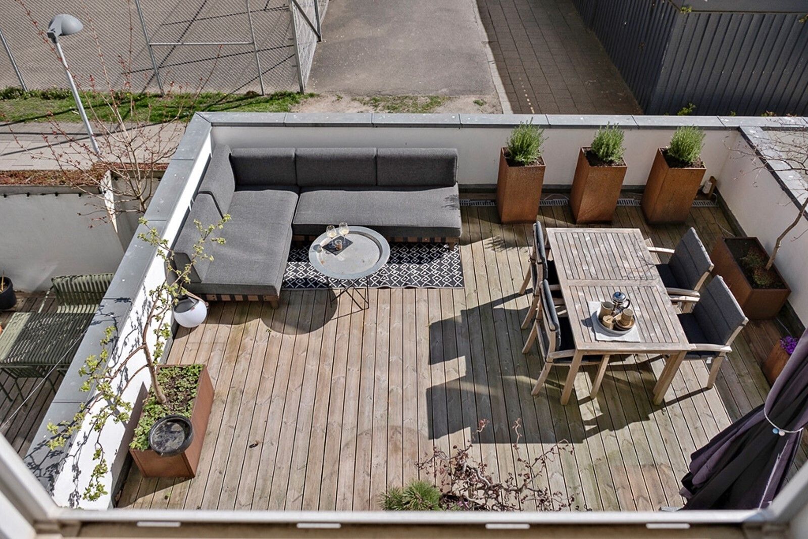 Unik bolig i to plan med fantastisk masser af narturligt lys og privat terrasse