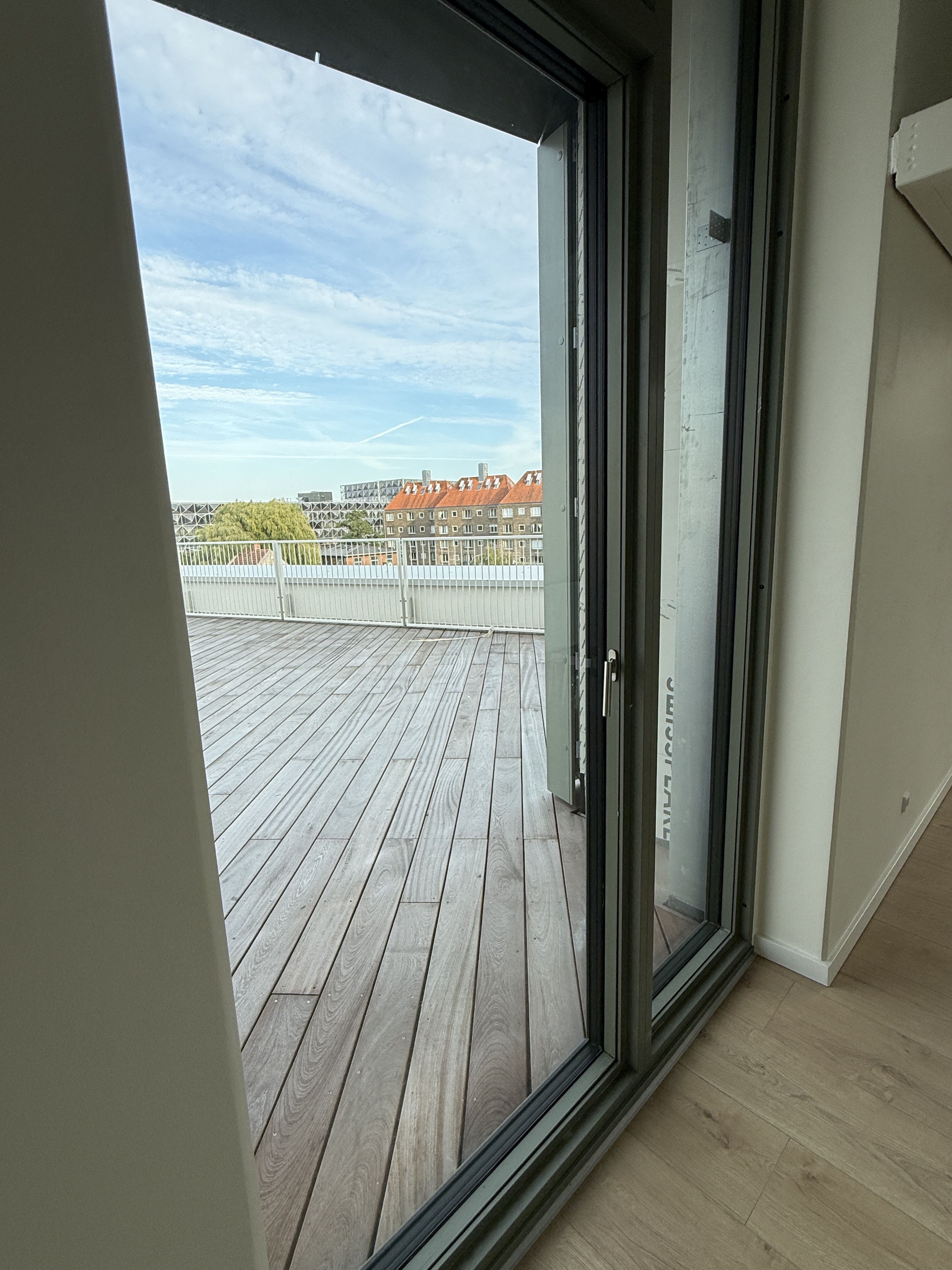 Lys 1-værelses lejlighed på 3. sal med hems, privat altan og 20 m² tagterrasse