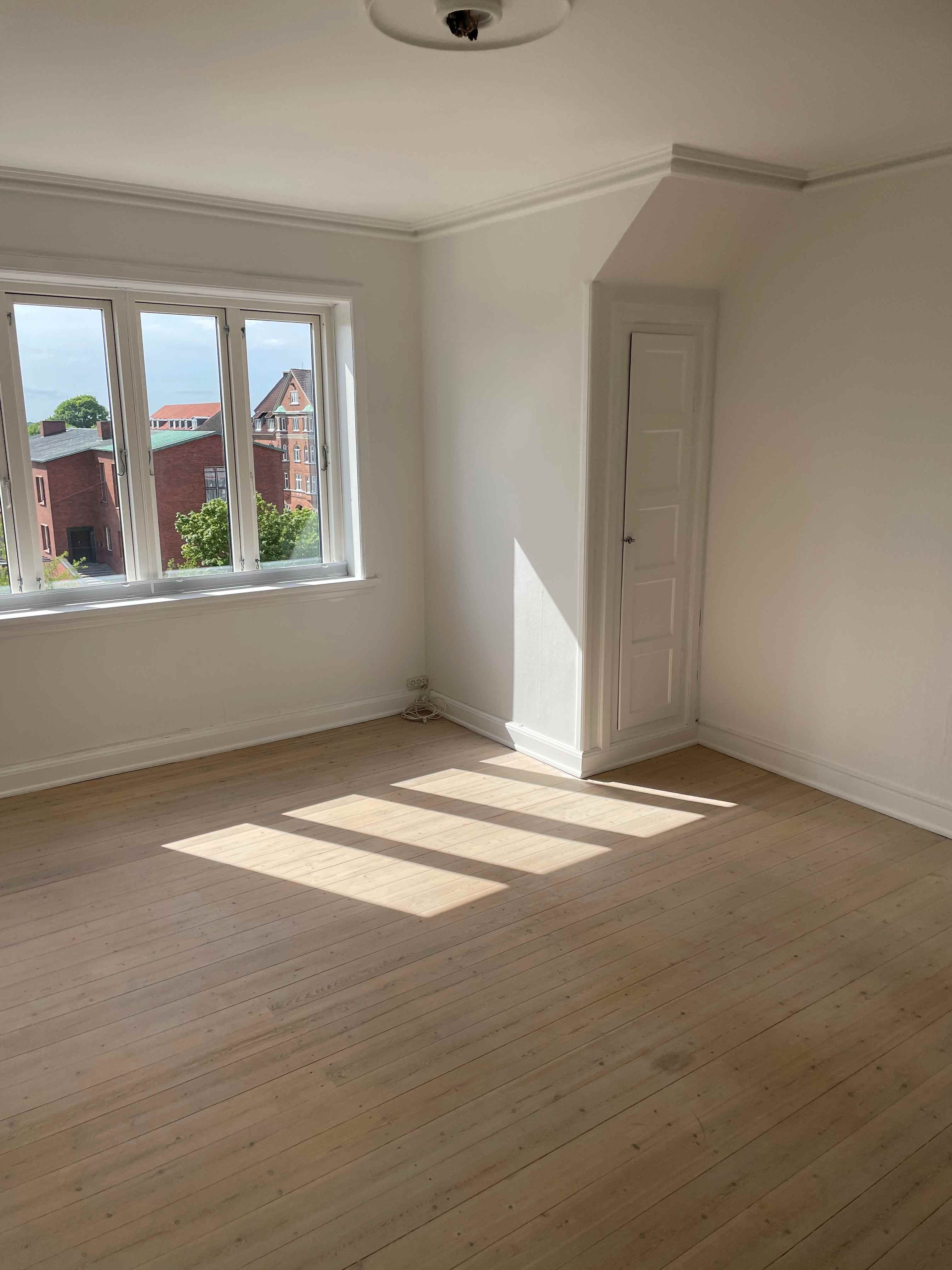 154 m² lejlighed på Ringsted Torv – privat parkering og udsigt til Sct. Bendts Kirke