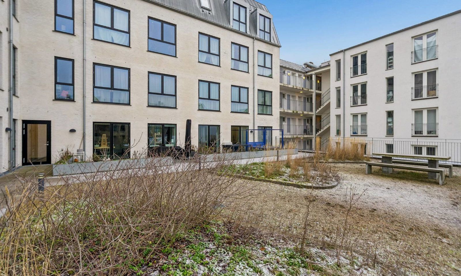 Moderne bolig med åbent køkkenalrum på Frederiksberg