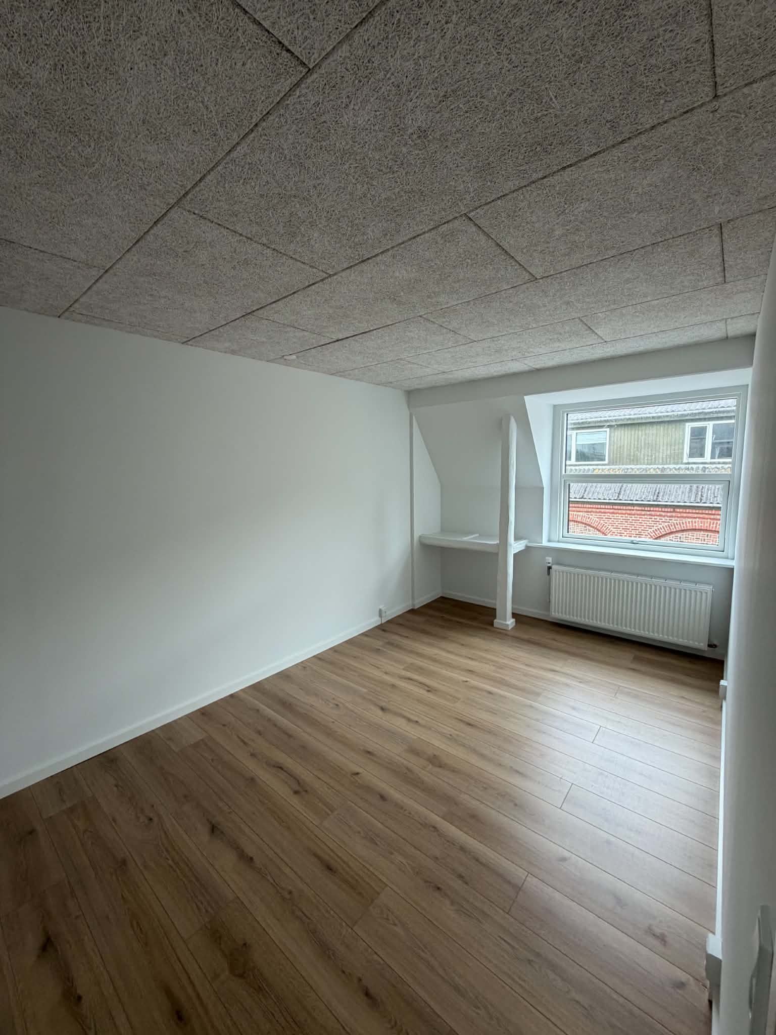 Nyrenoveret og centralt beliggende 4-værelses lejlighed på 113 m²