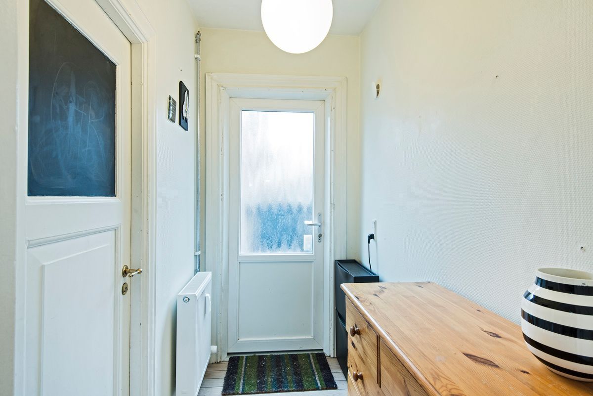Renoveret med dejlig lukket have - ved fjorden