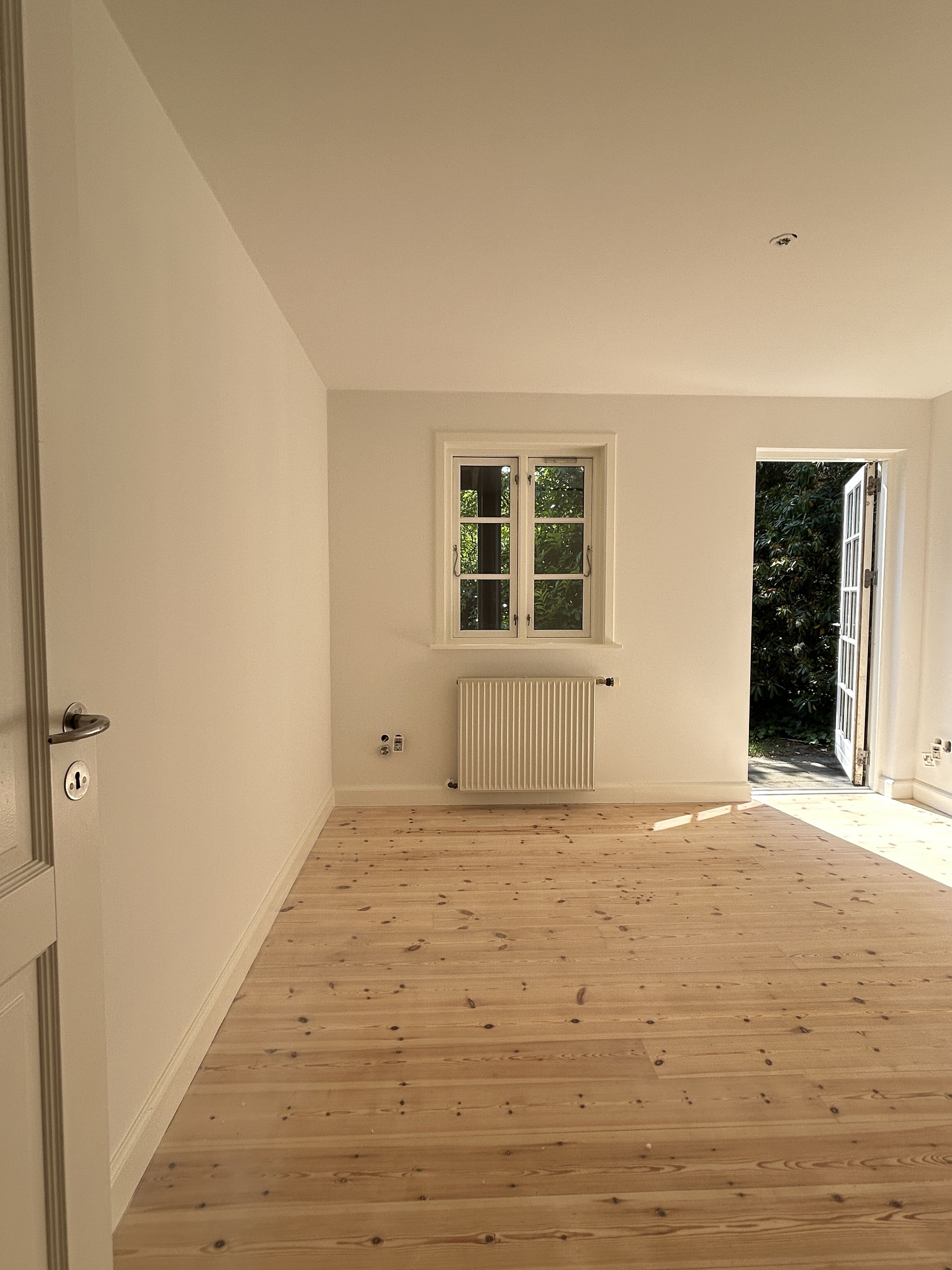 Naturrigt og roligt værelse på 14 m² med egen indgang, terrasse.