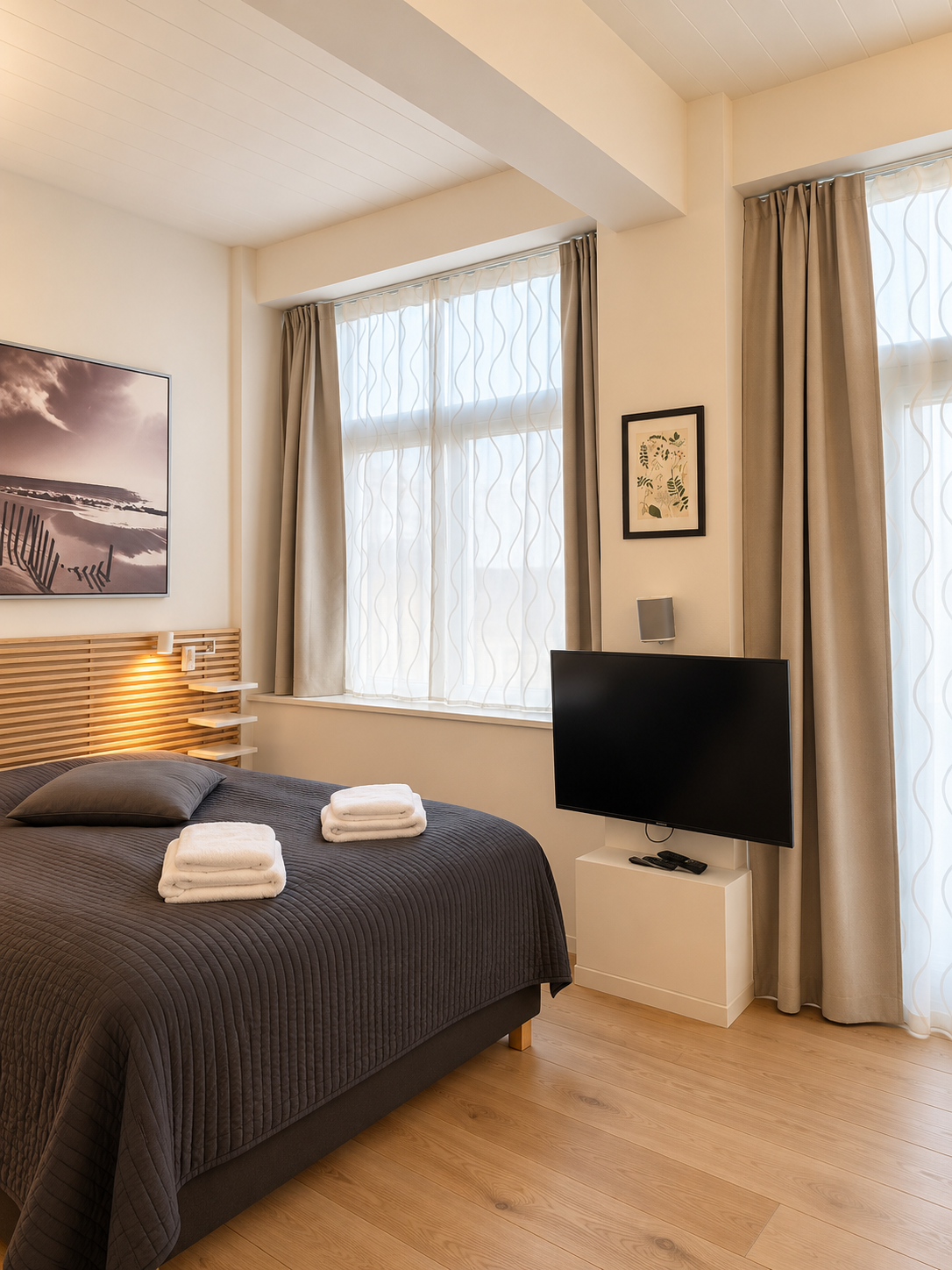 Large studio, fully furnished, serviced apartment.