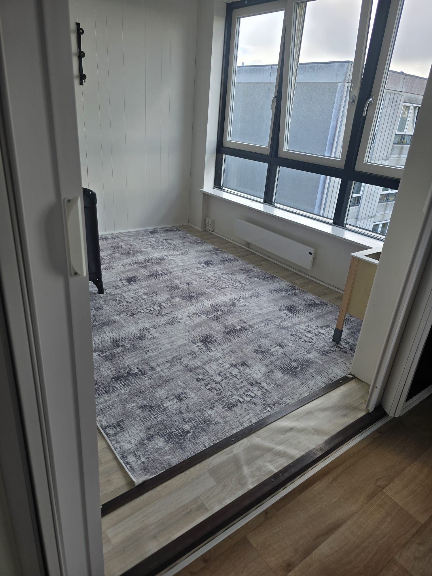 Lys 2-værelses lejlighed på øverste etage med lukket altan og flot udsigt – tæt på strand, station og letbane!