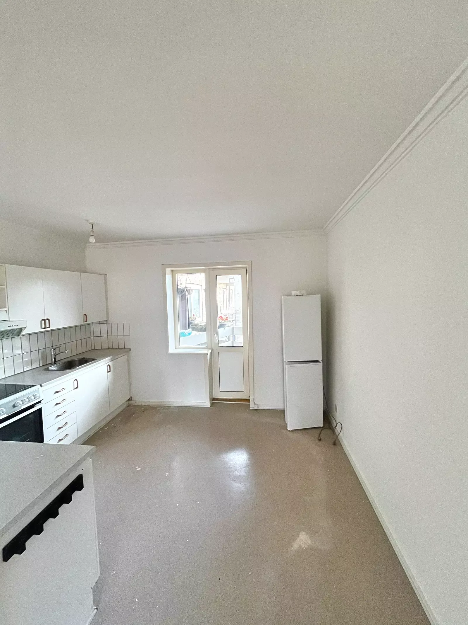 Rummelig 1-værelses på 60 m2 med altan/terrasse, parkering og stort opbevaringsrum