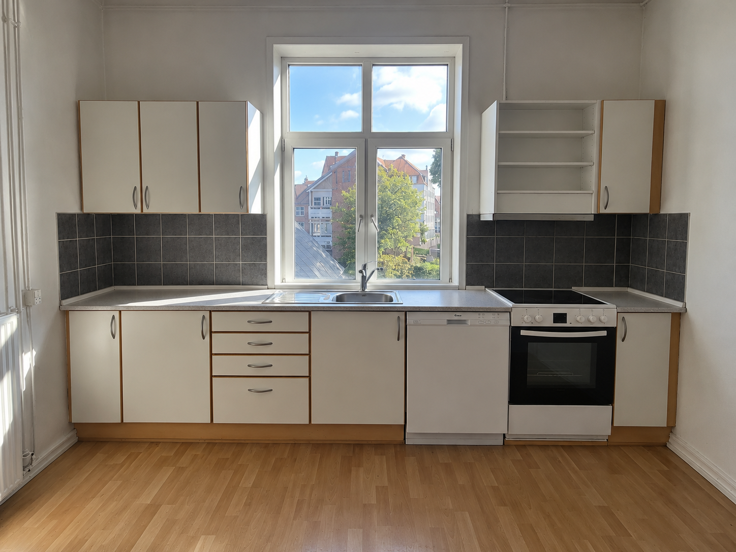 CENTRAL 3-VÆRELSES LEJLIGHED I HJØRRING – 102 M²