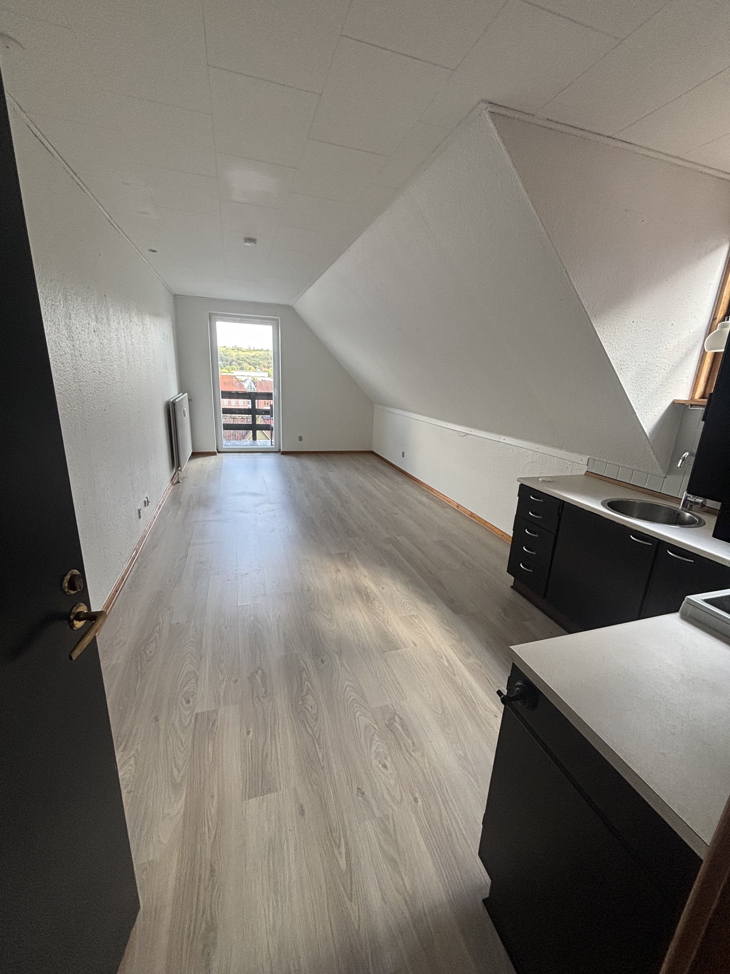 1 vær. centralt i Aabenraa, med altan