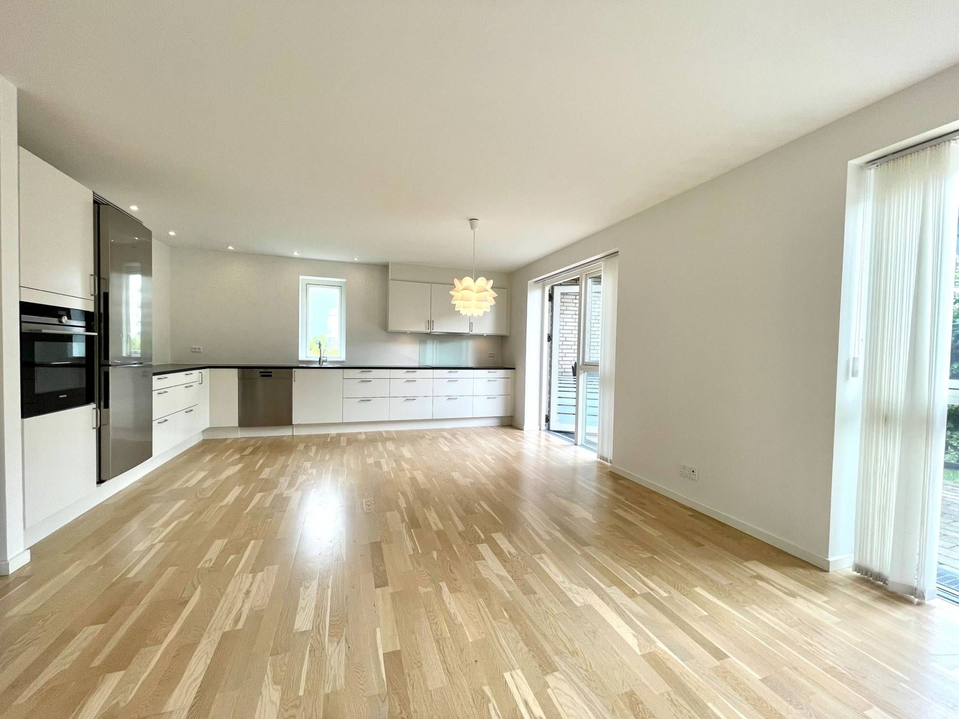 Well-located modern house with lake view close to S-trains