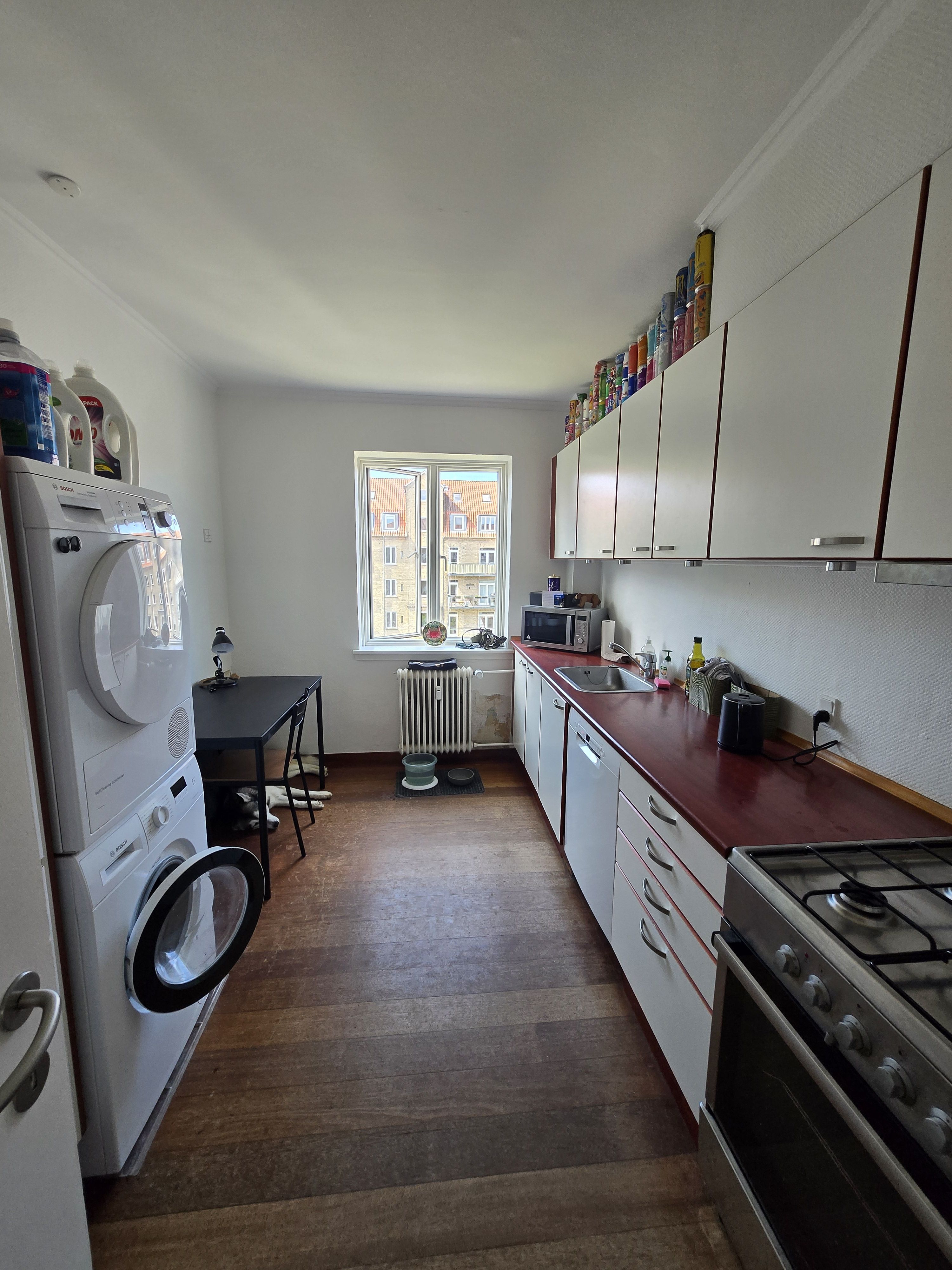 84kvm apartment. 12kvm rooom. Looking for roomate