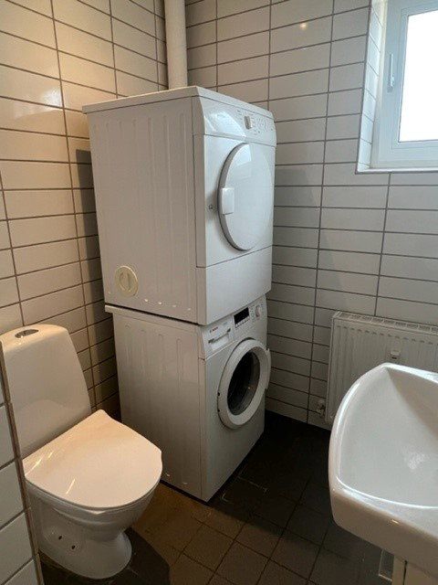 Lys og delevenlig 3-værelses på 100 m2 med stilrent køkken og vaskesøjle