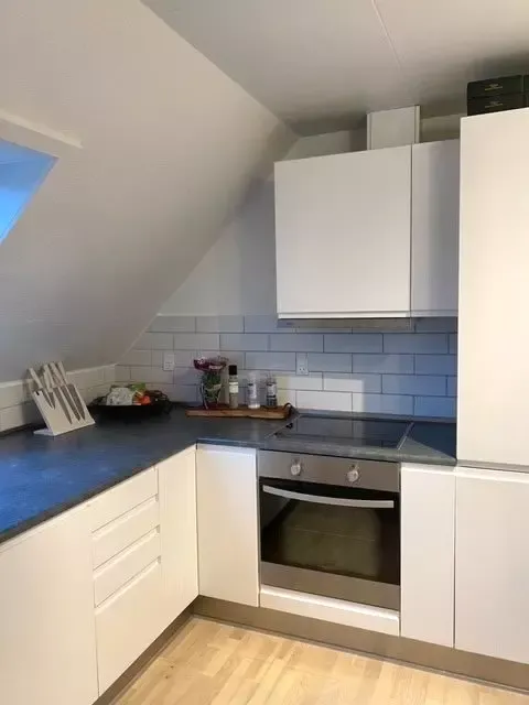 Lys 2-værelses taglejlighed med altan, parkering og moderne køkken