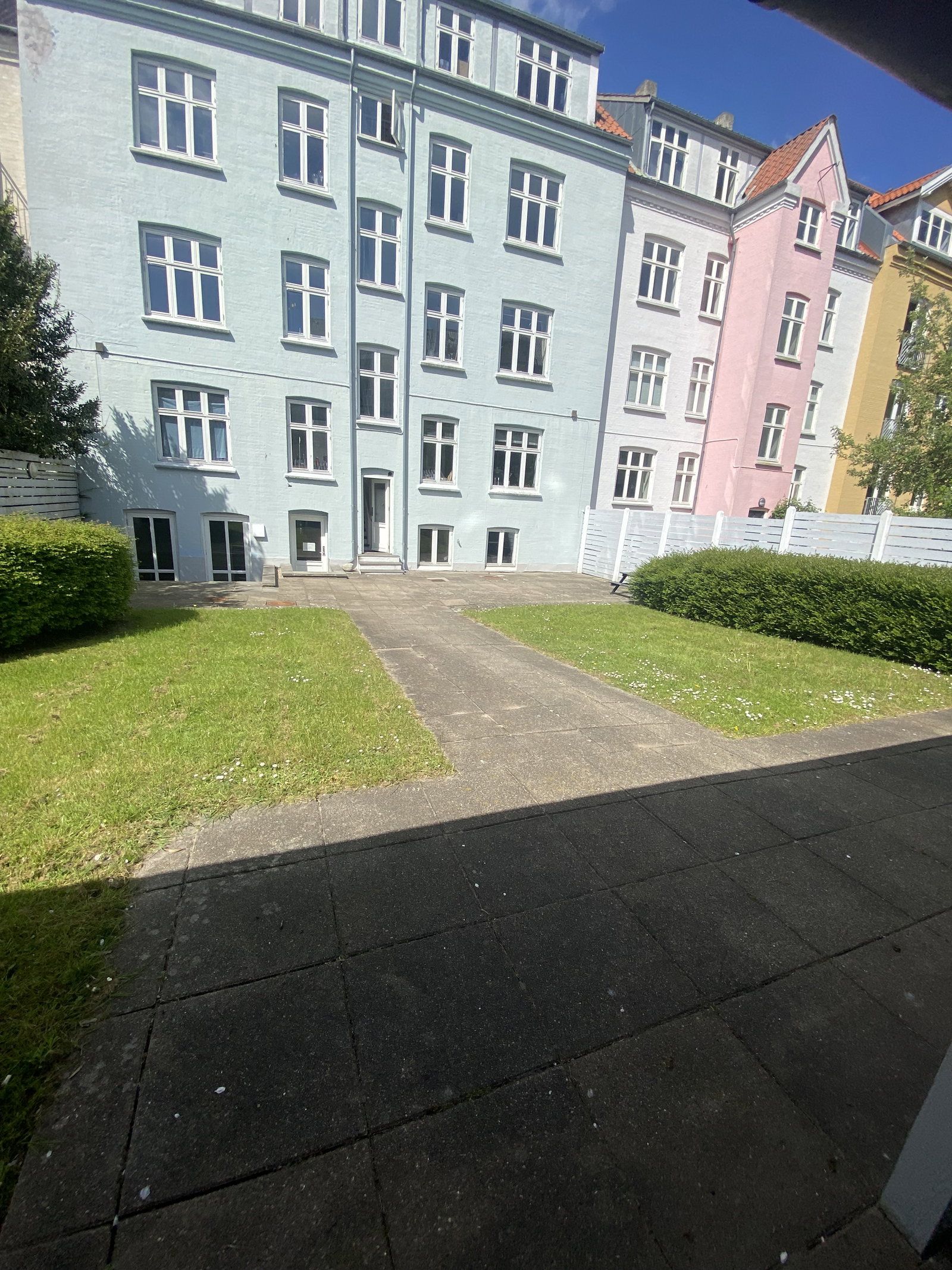 Lys 2-værelses på 71 m2 i klassisk ejendom med moderne køkken og grøn gård