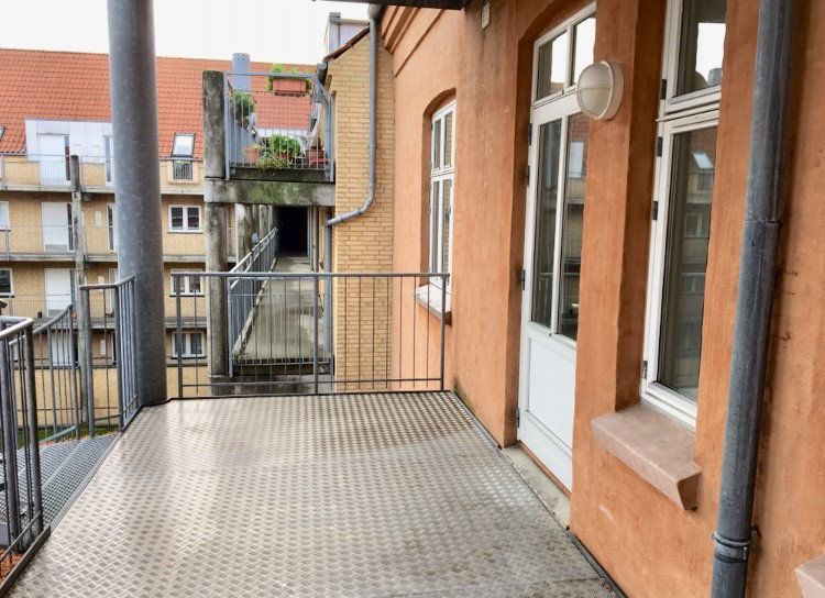 Lys 3-værelses på 90 m2 med altan, moderne spisekøkken og klassiske detaljer