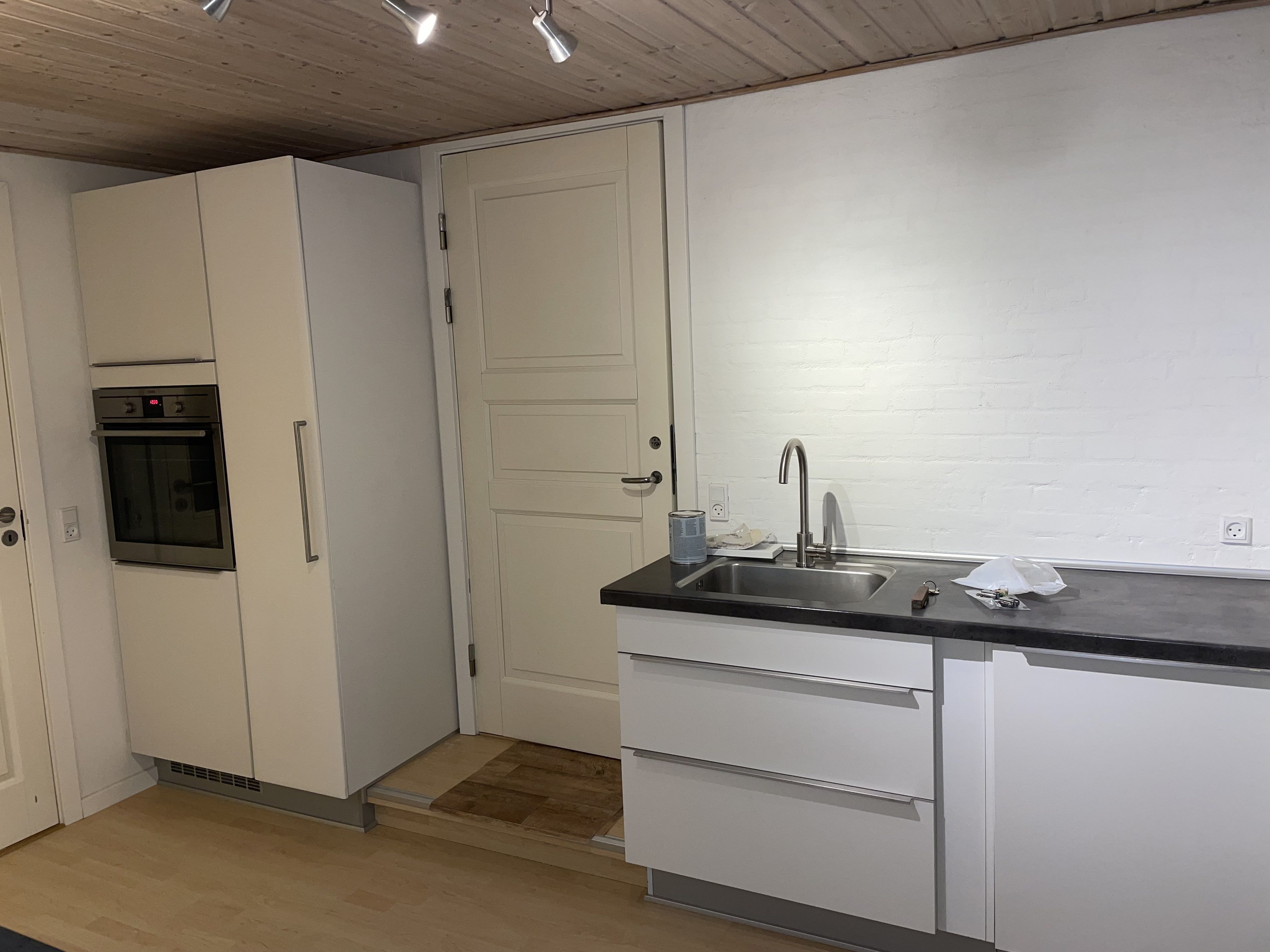Flere-generationers hus med have og carport, evt. kombineret med erhverv, eller til studerende.