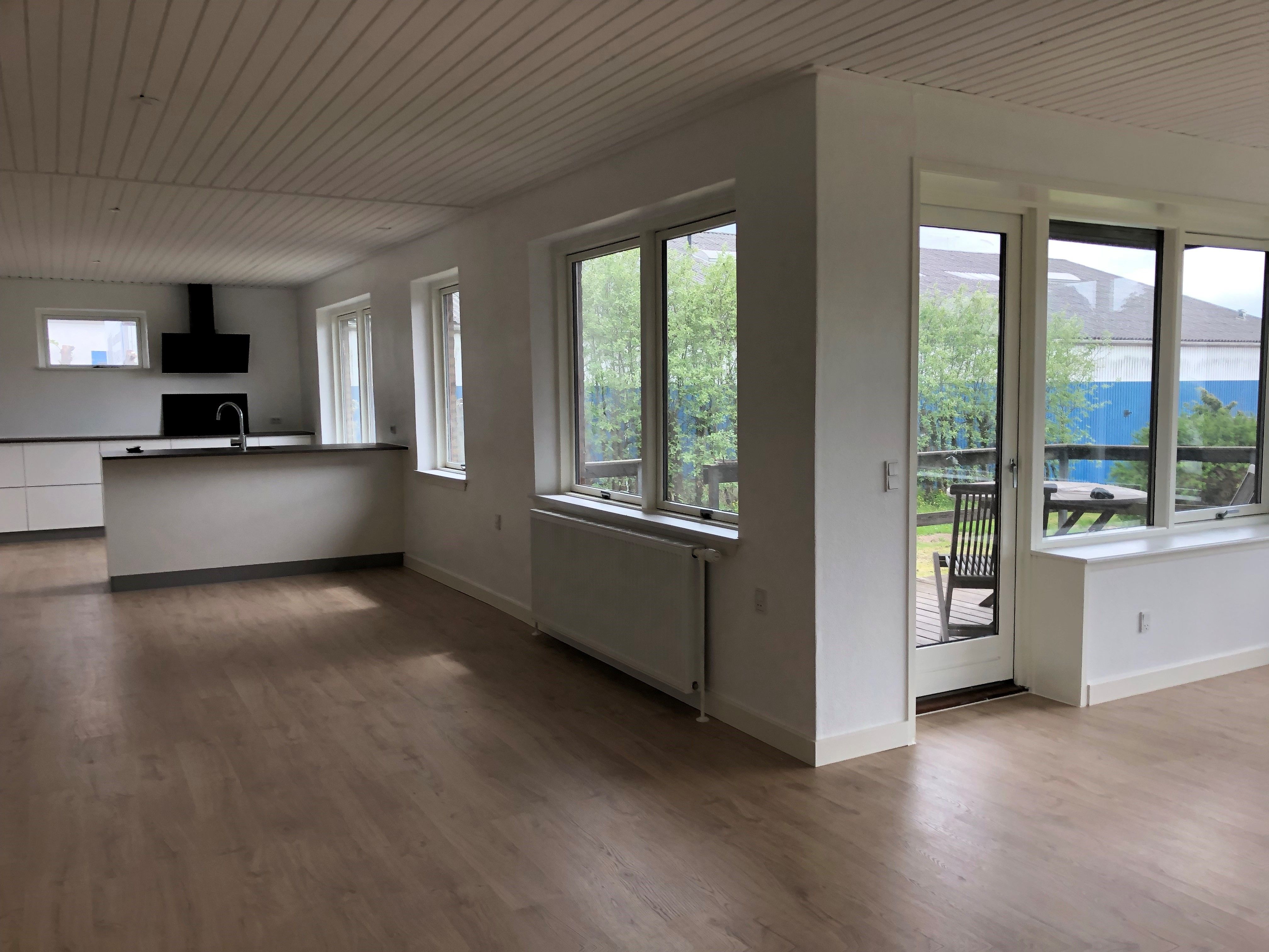 Hus med terrasse og have samt kælder 