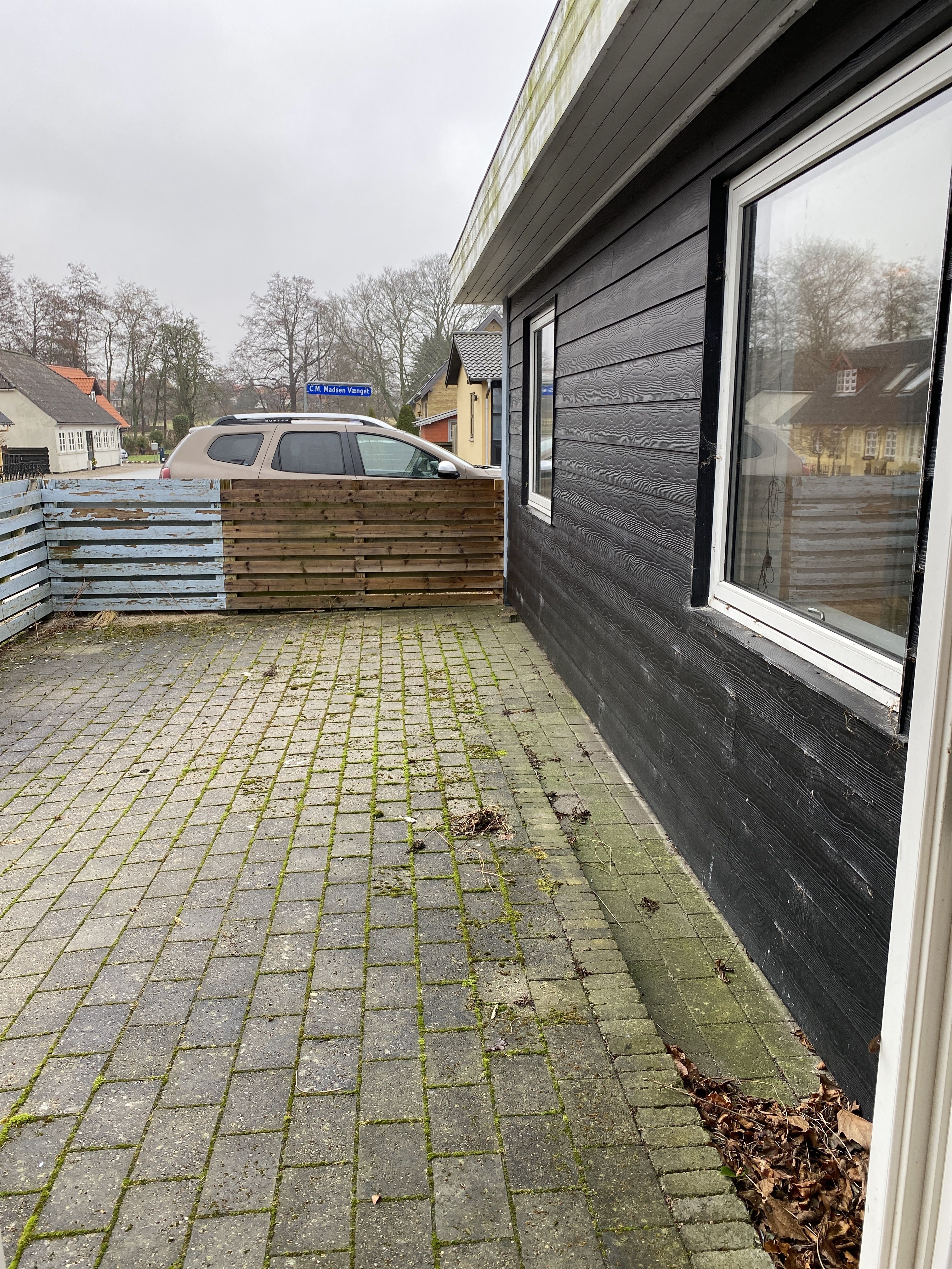 ½ dobbelt hus i Hårby....