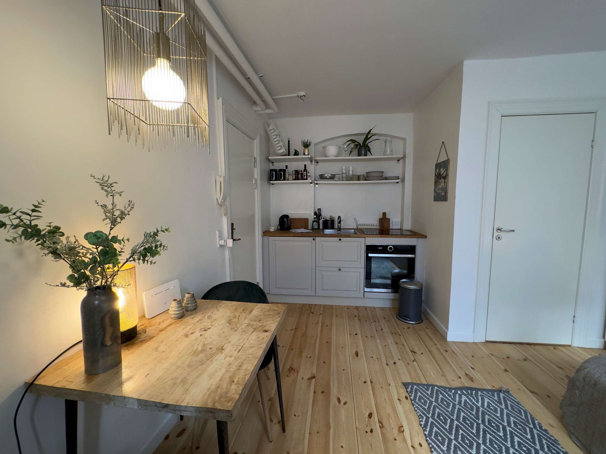 Compact 29 m² studio in central Copenhagen, steps from Strøget and Tivoli – all utilities included