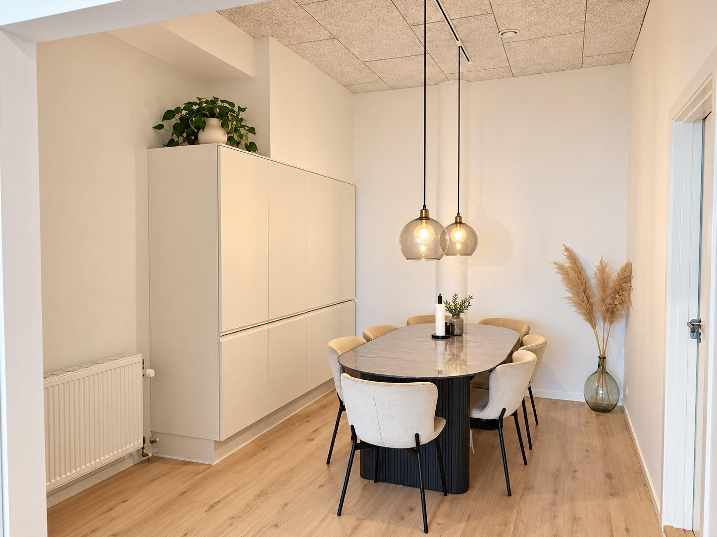 Stilfuld og moderne lejlighed i stueplan – central beliggenhed og adgang til fælles tagterrasse