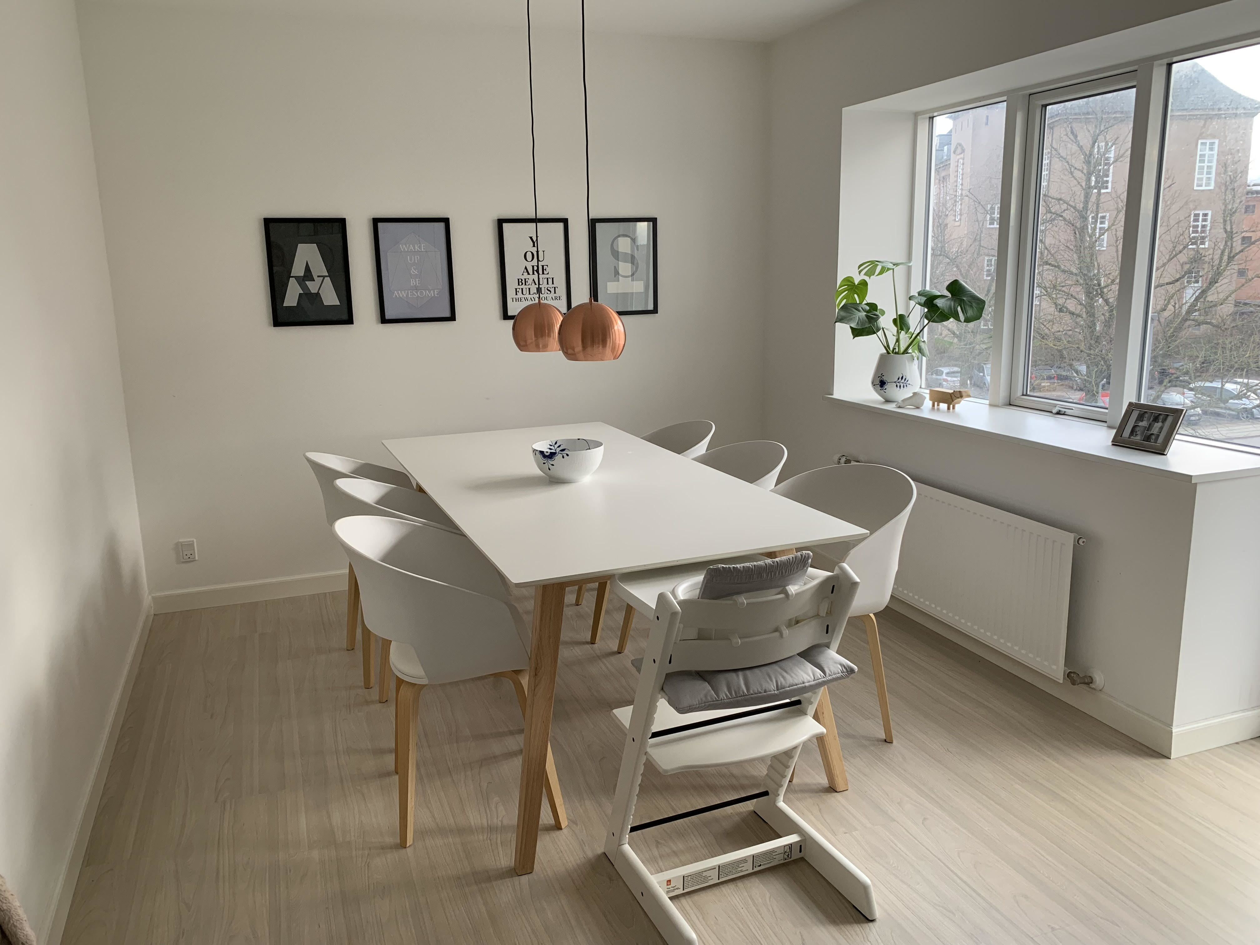 Nyrenoveret og velindrettet lejlighed i Kolding C med altan.