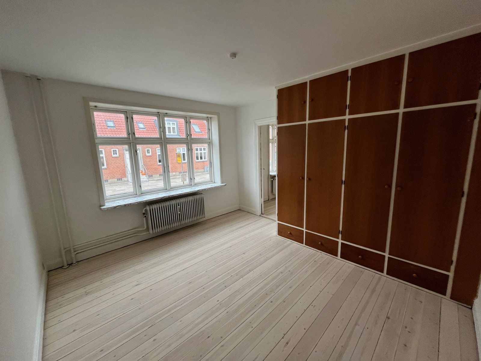 Lys 2-værelses med klassiske detaljer, indbyggede skabe og parkering – 62 m2