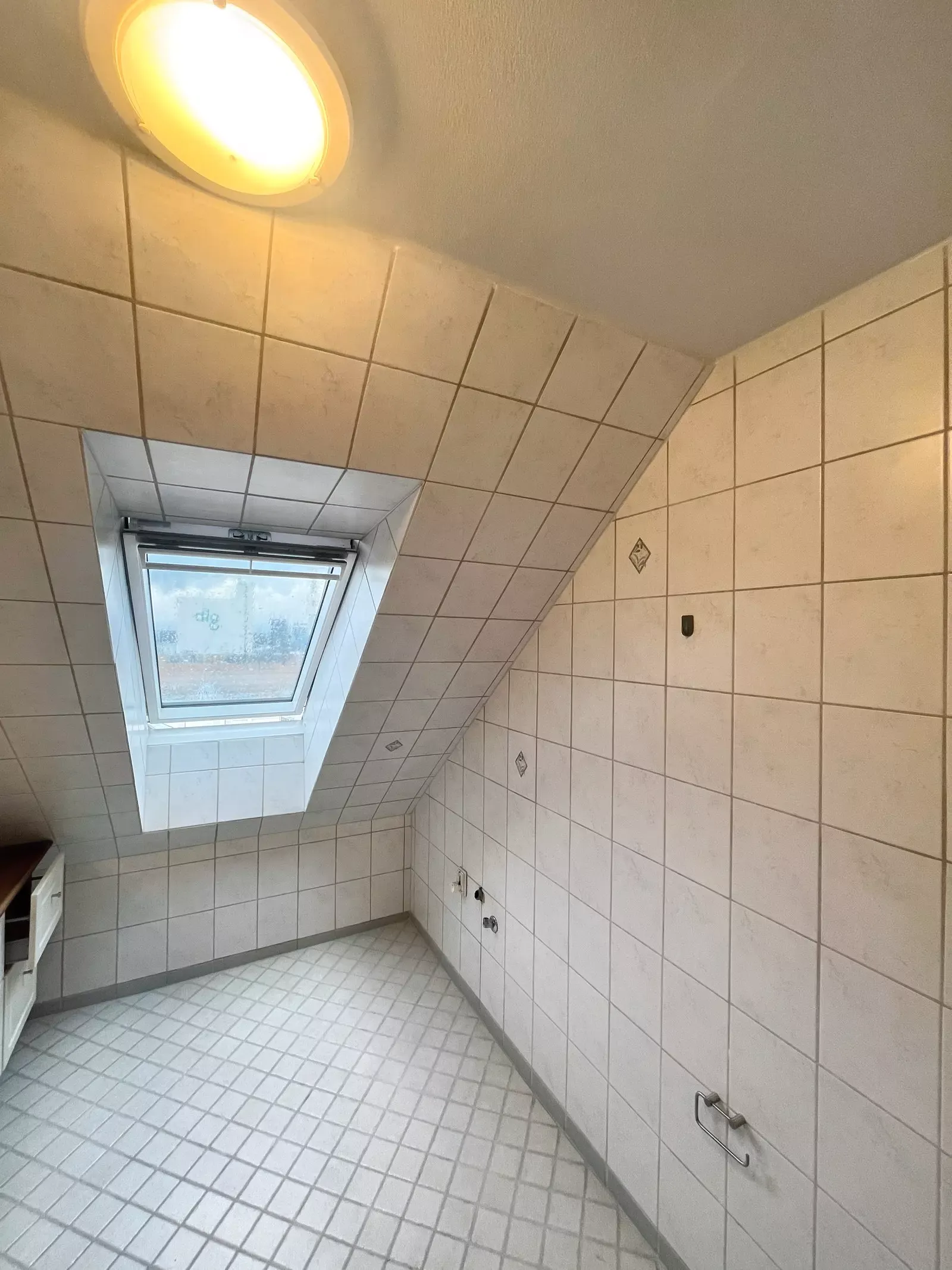 Rummelig 4-værelses taglejlighed på 132 m2 med bykig, åbent køkken og delevenlig planløsning