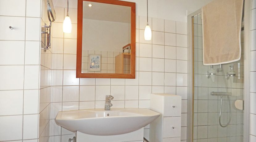 Centralt beliggende velholdt, flot og  rummelig lejlighed med stor terrasse og P-plads i garage