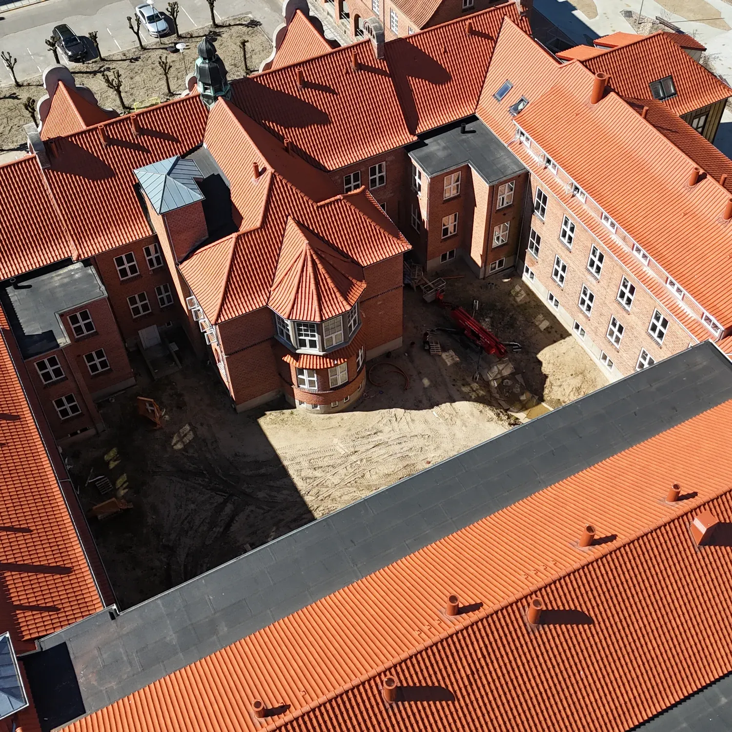 Velkommen til Lejerbos ny afdeling i hjertet af Herning. Her omdannes den historiske sygehusbygning til 126 moderne almene boliger, hvor vi bevarer by, photo 3