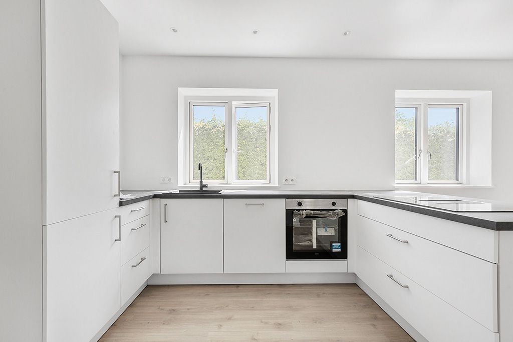 Moderne villalejlighed med privat have
