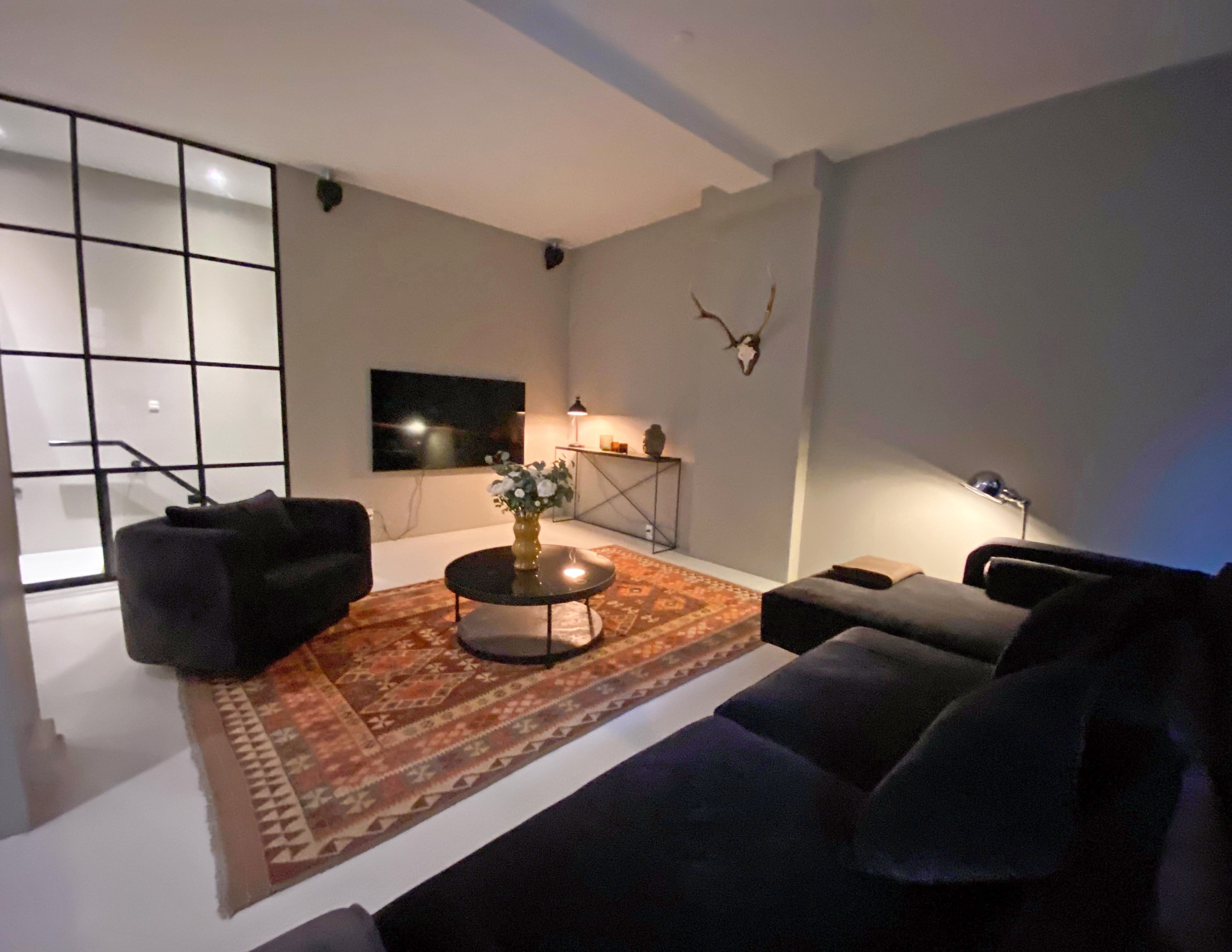 Flot og smagfuldt møbleret lejlighed på 213 etagemeter - Top renovated furnished apartment in a quiet building on 213 square metres