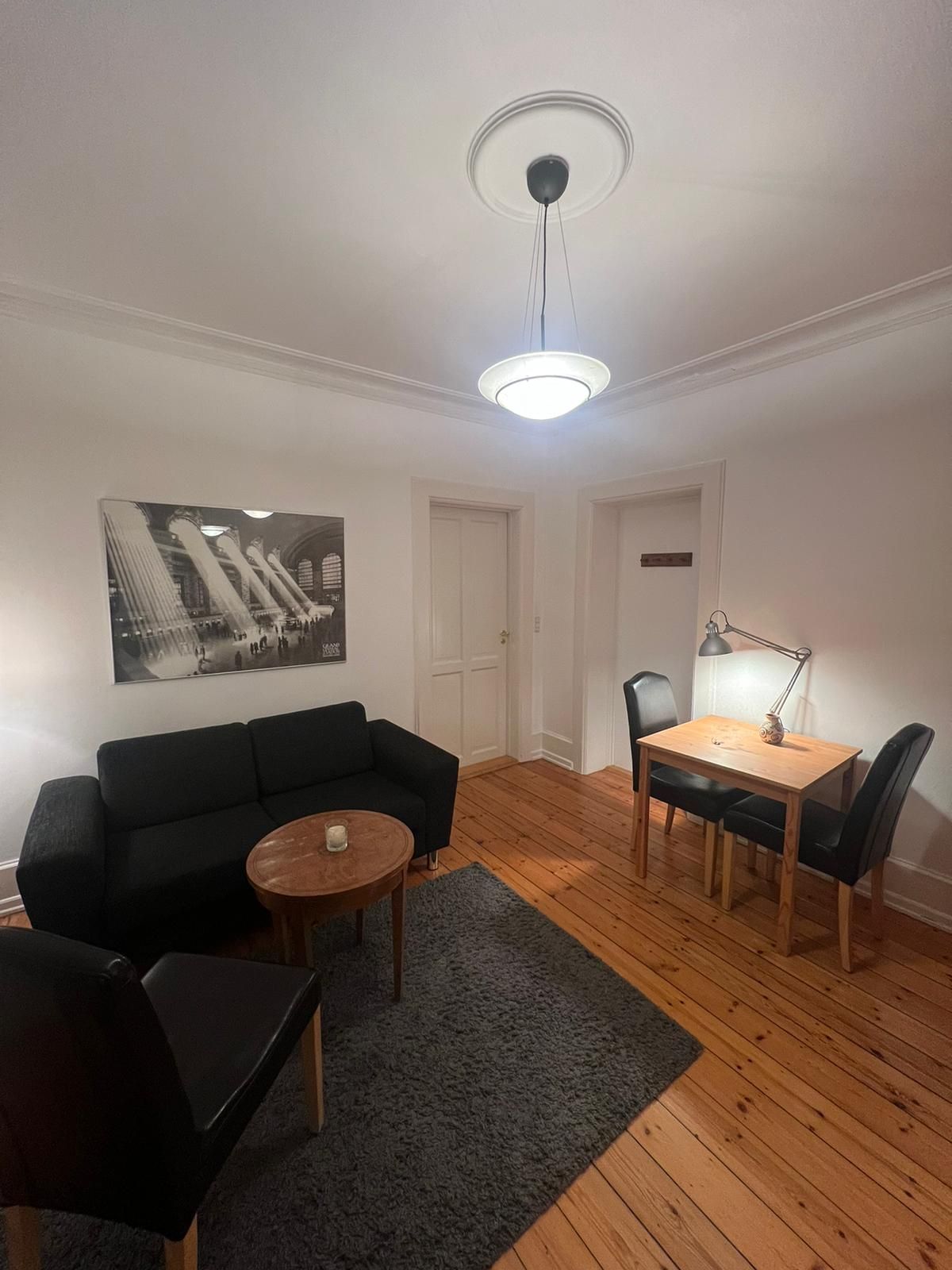 To møblerede værelser med adgang til køkken, bad, have og grøn baggård