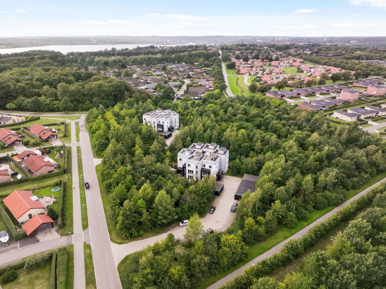 Stort punkthus i Drejens – to terrasser, parkering og husdyr tilladt