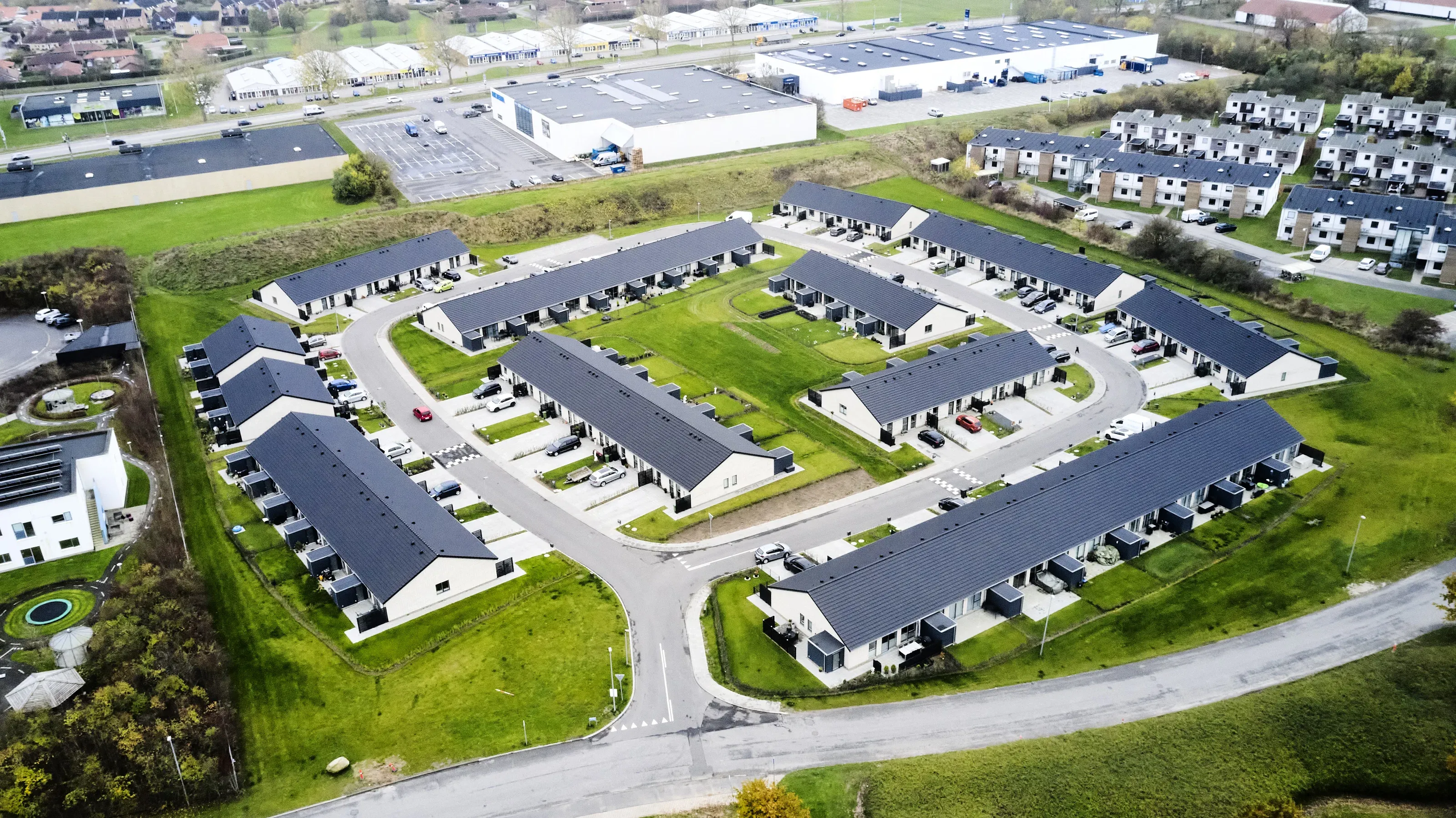 Rummelig 3-værelses med egen parkering og stor have