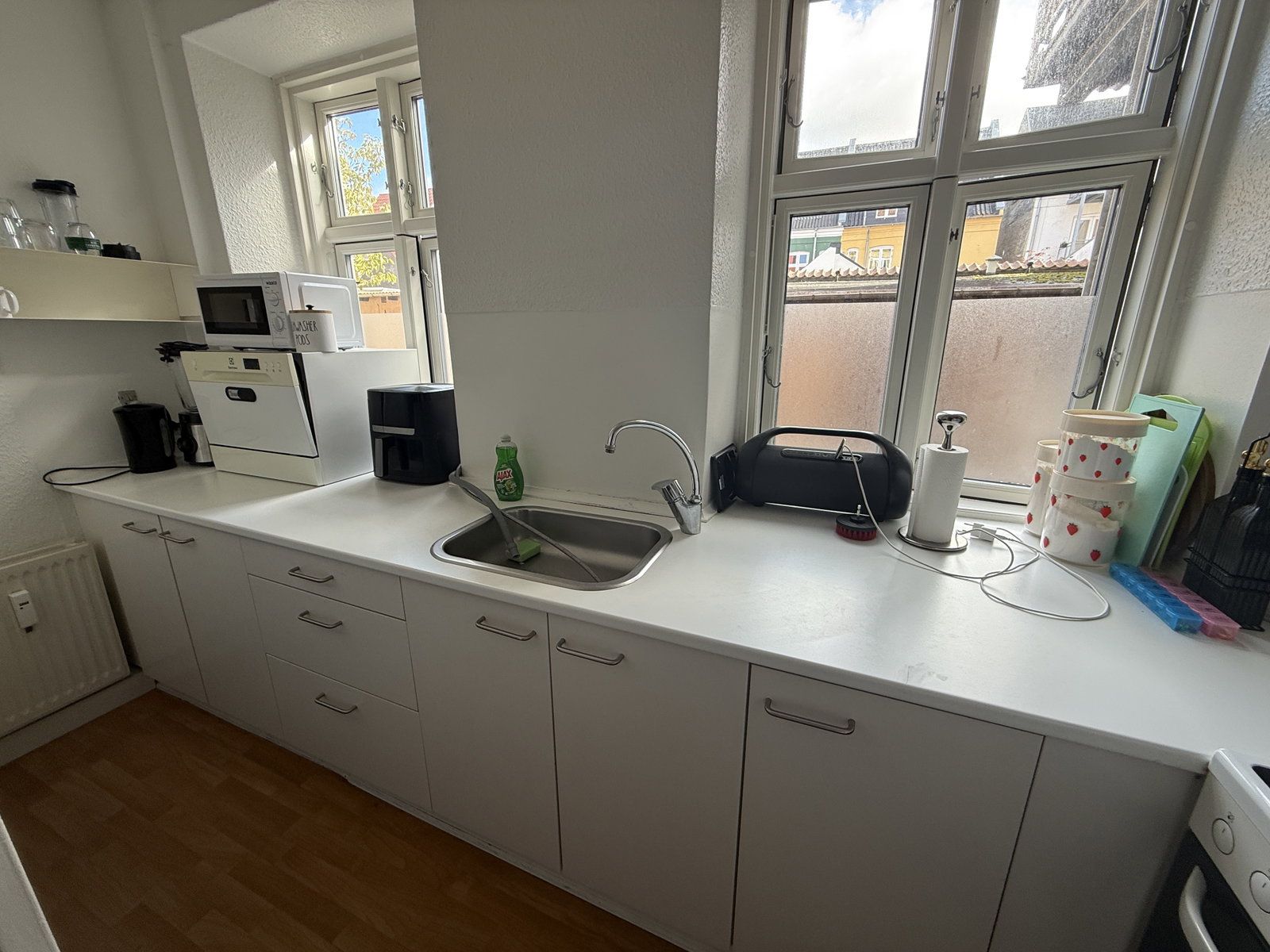 Lys 3-værelses på 71 m2 med altan/terrasse, og husdyr tilladt – små hunde velkomne.